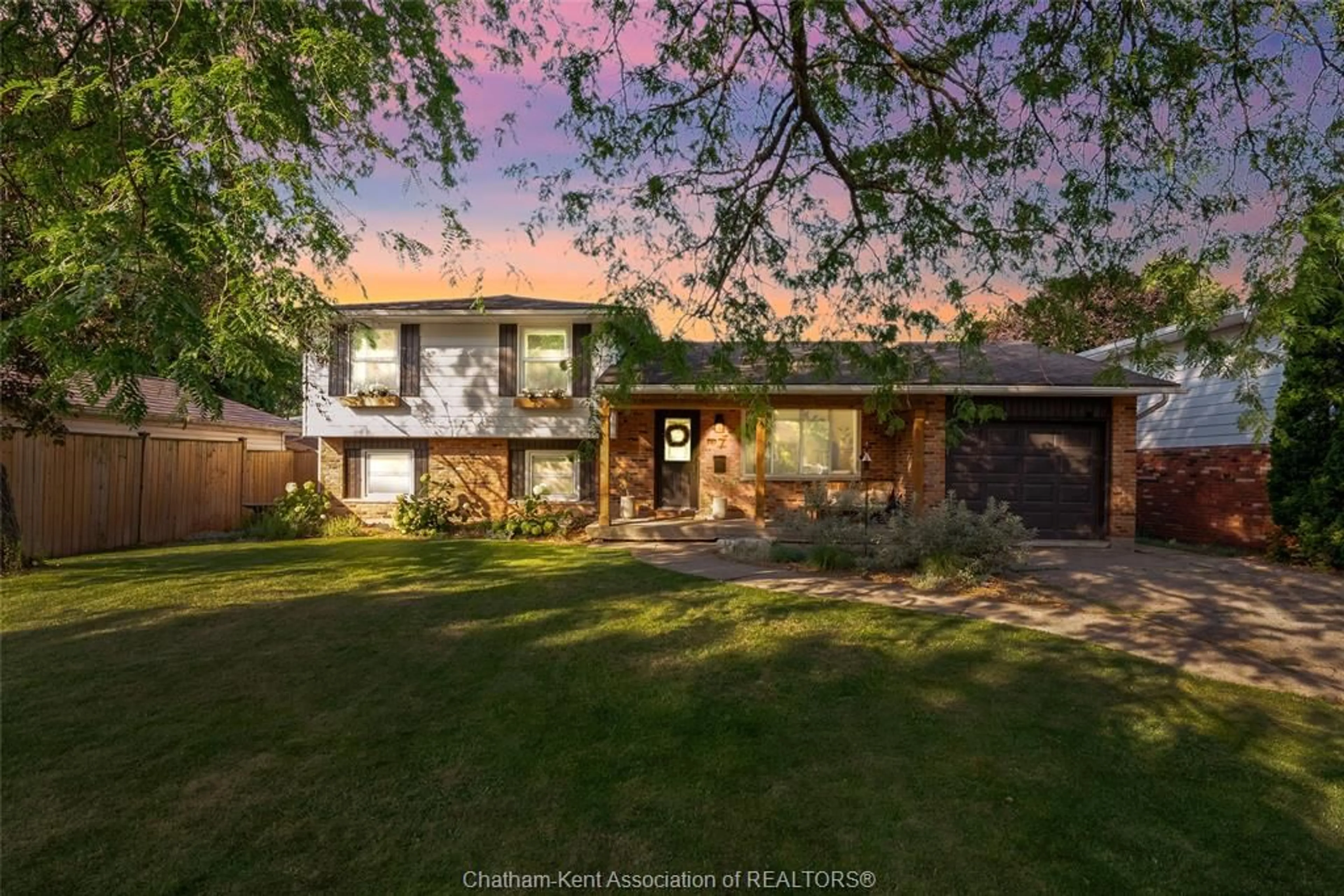A pic from outside/outdoor area/front of a property/back of a property/a pic from drone, street for 7 ORDON Blvd, Chatham Ontario N7L 4B1