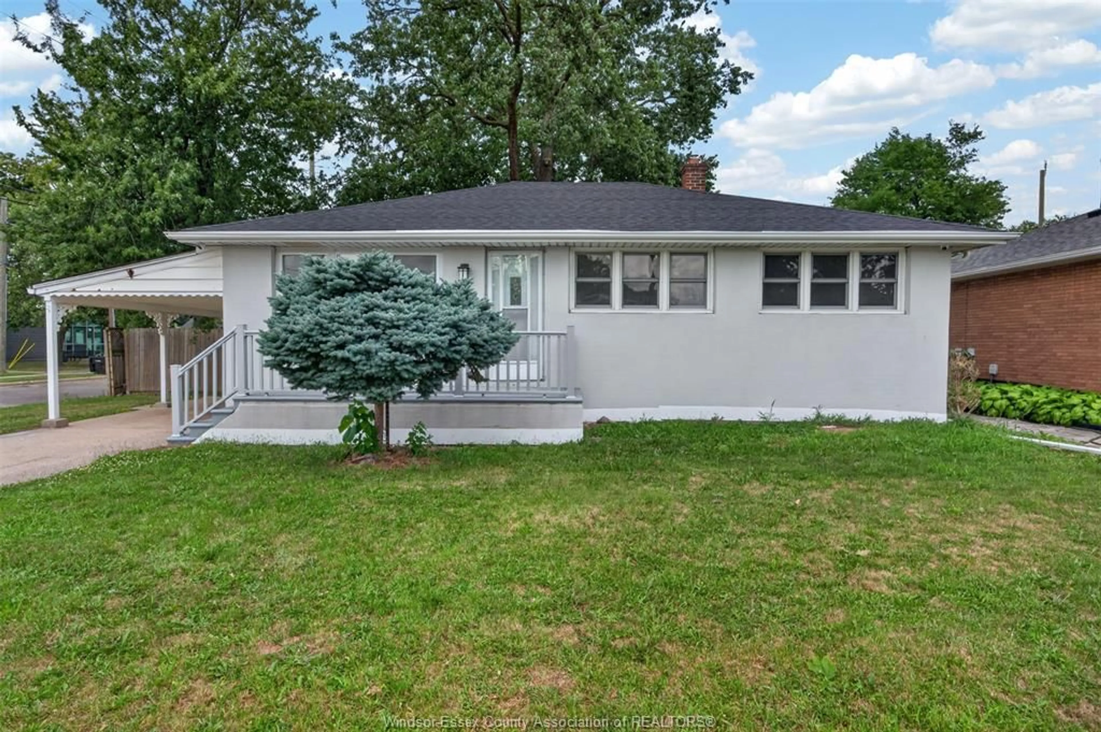 Home with vinyl exterior material, unknown for 1302 Josephine, Windsor Ontario N9B 2L9