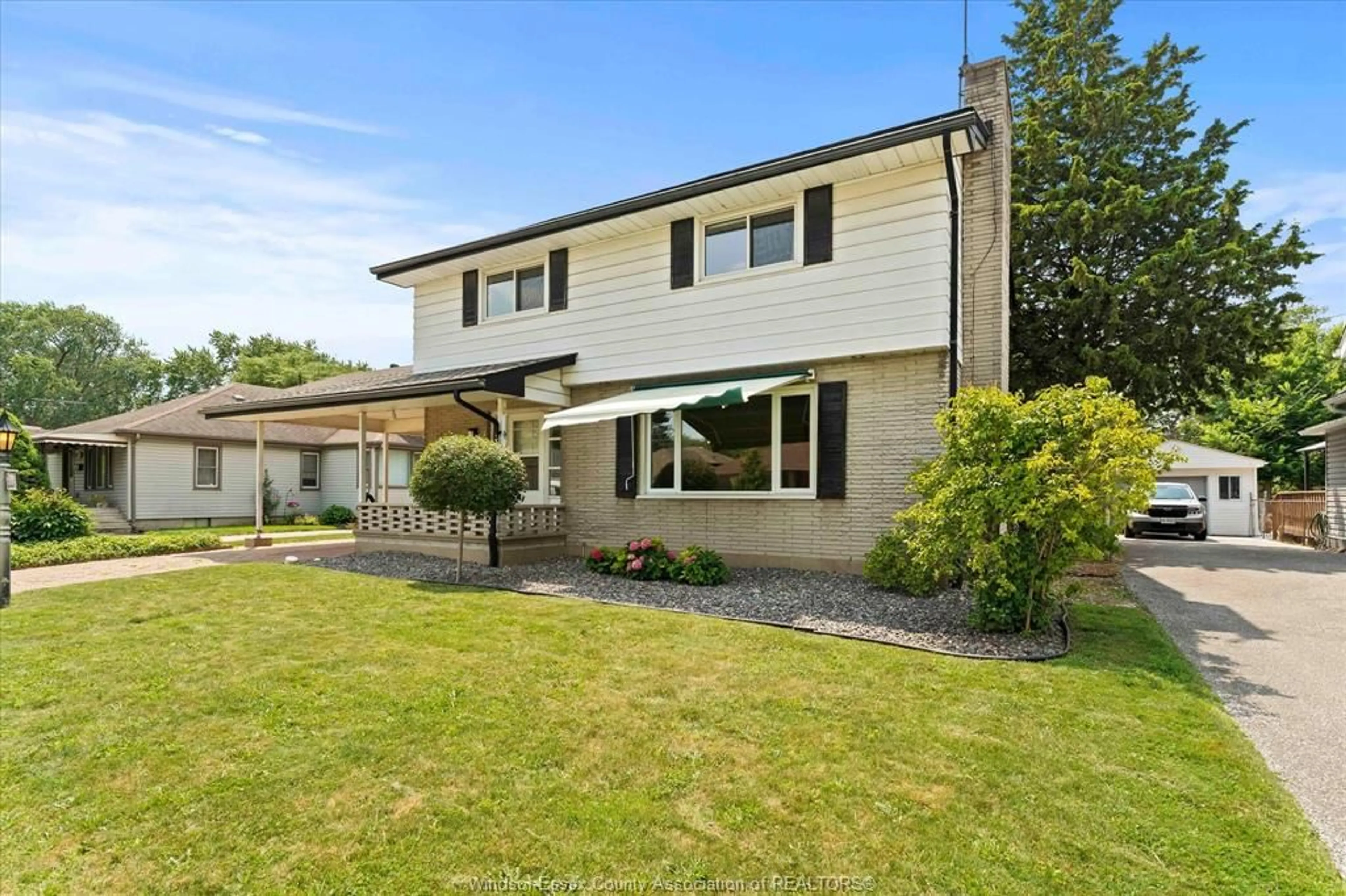 A pic from outside/outdoor area/front of a property/back of a property/a pic from drone, street for 1025 ESDRAS Ave, Windsor Ontario N8S 2N1