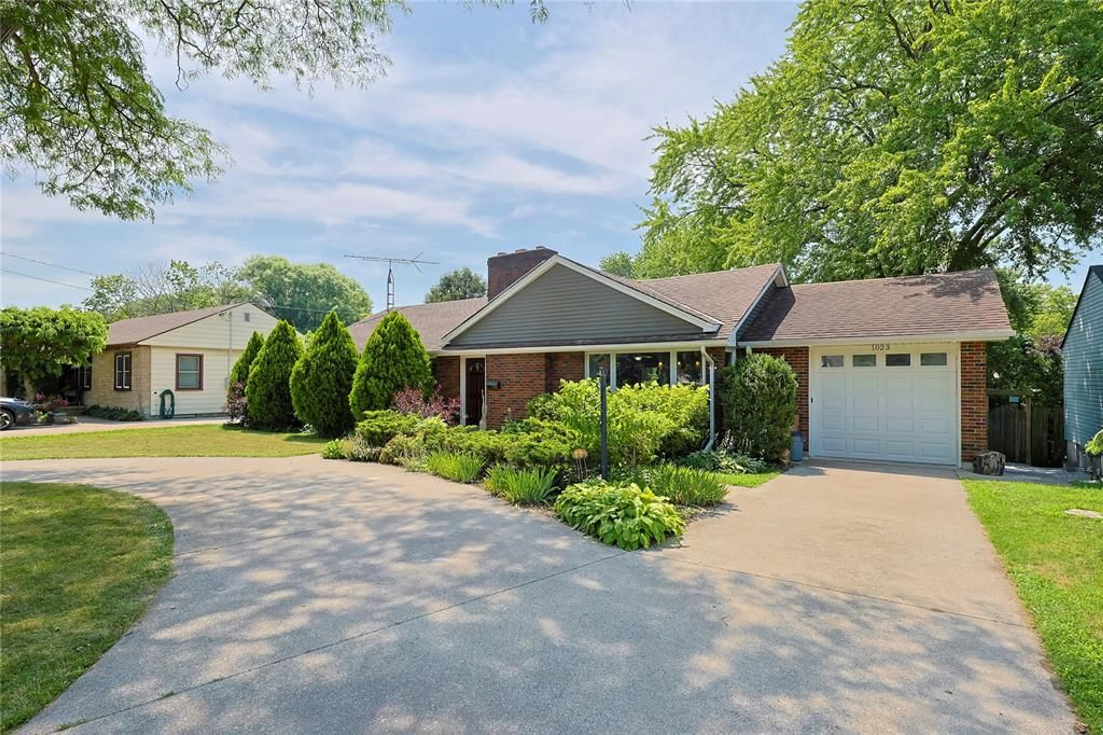 Unknown for 1023 London Rd, Sarnia Ontario N7S 1N9