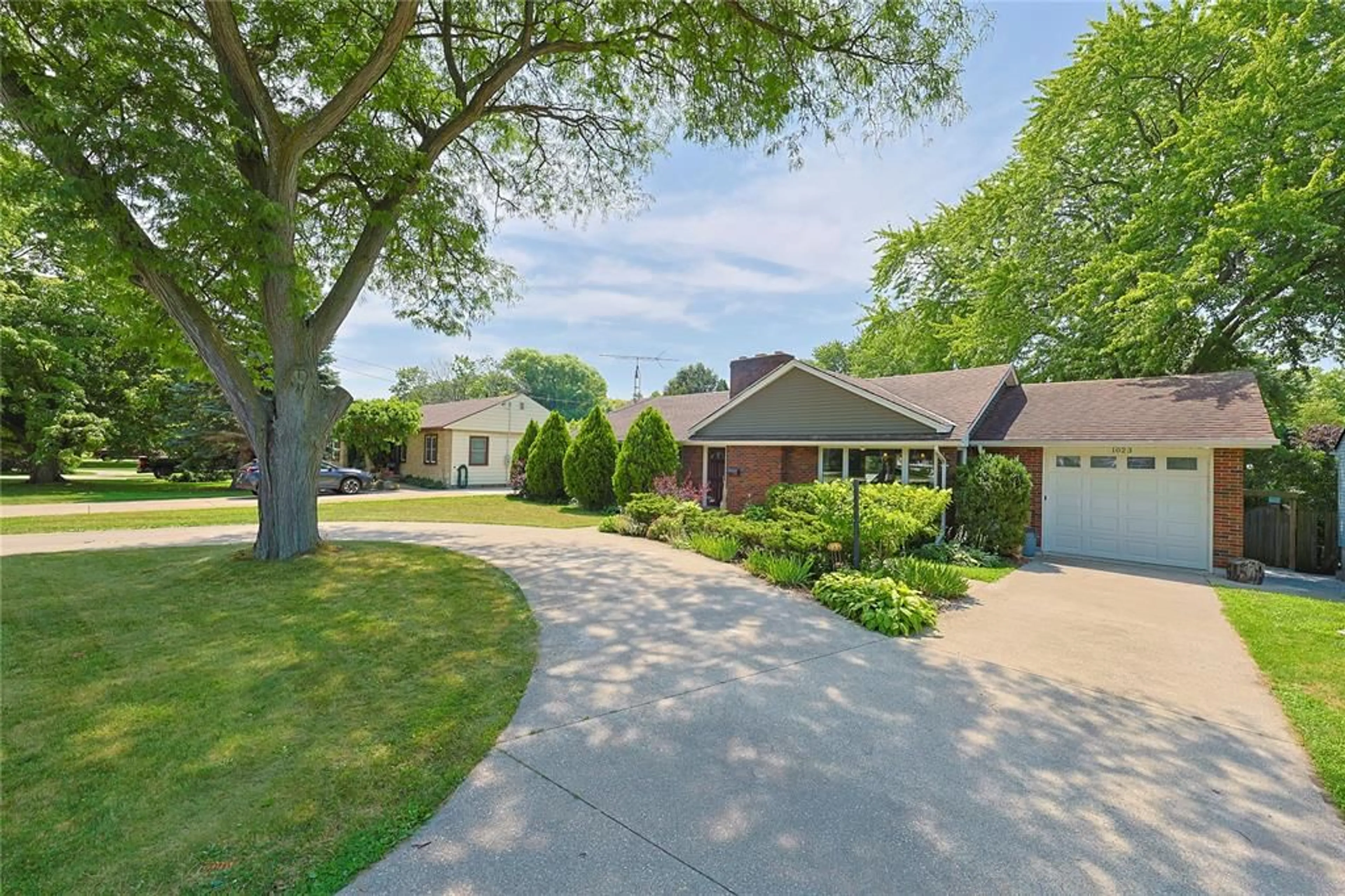 A pic from outside/outdoor area/front of a property/back of a property/a pic from drone, street for 1023 London Rd, Sarnia Ontario N7S 1N9