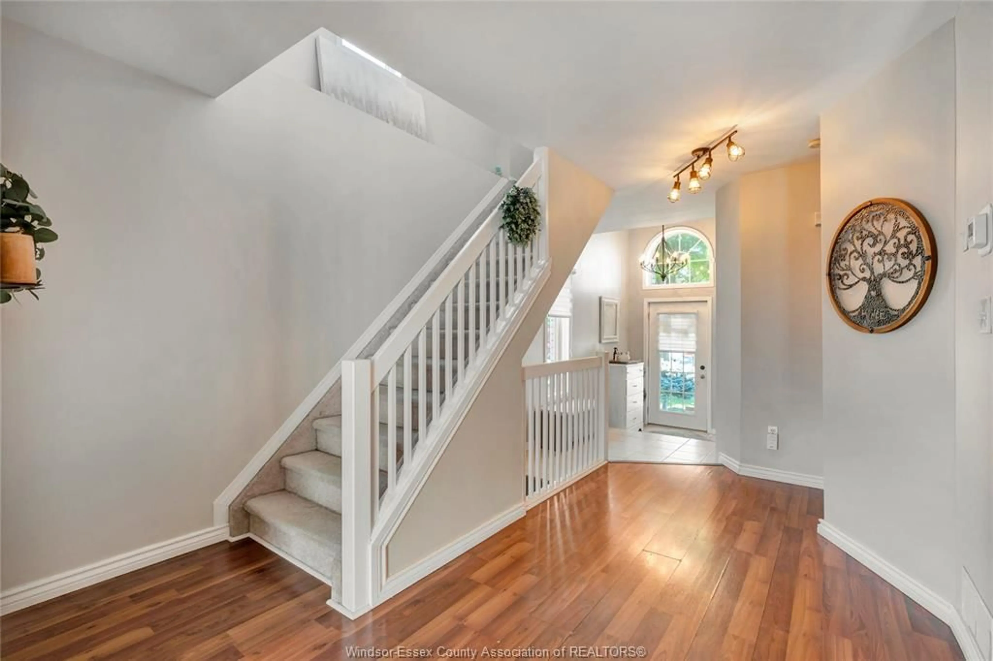 Indoor entryway for 1545 VOLLANS St, LaSalle Ontario N9H 2M9