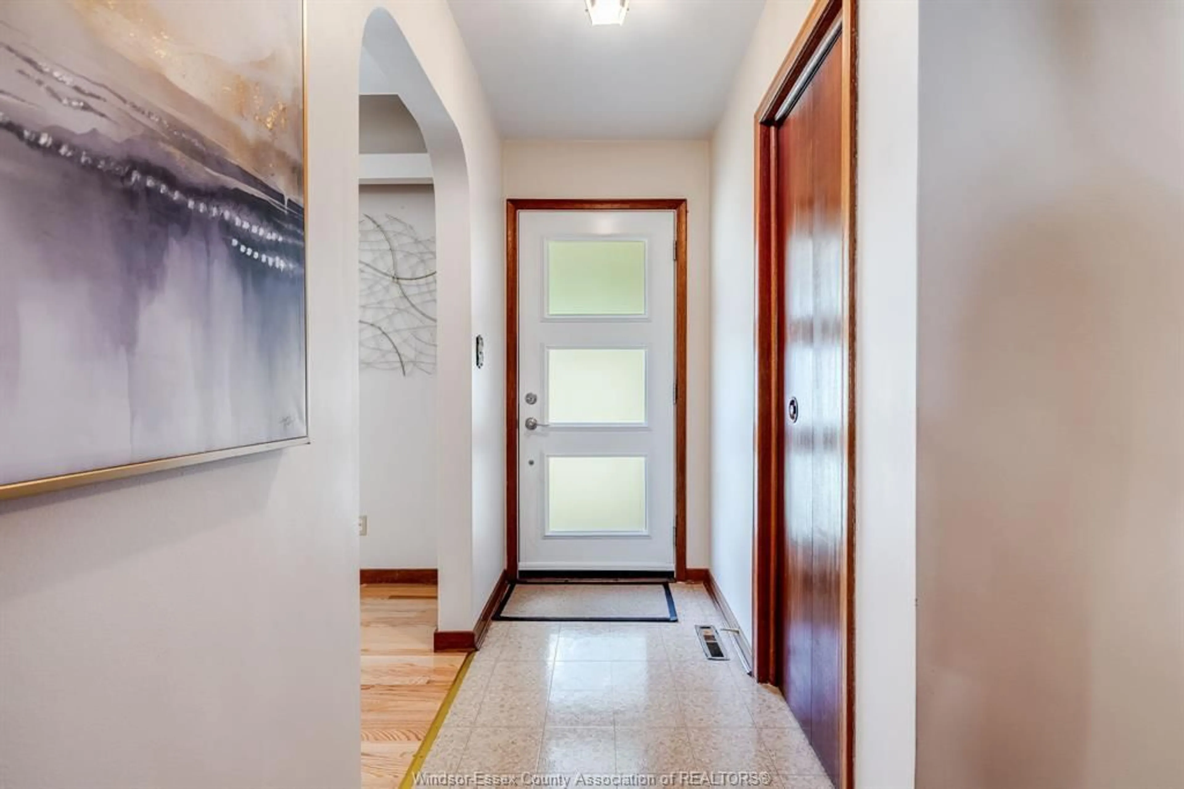 Indoor entryway for 7 Jane St, Leamington Ontario N8H 3L5
