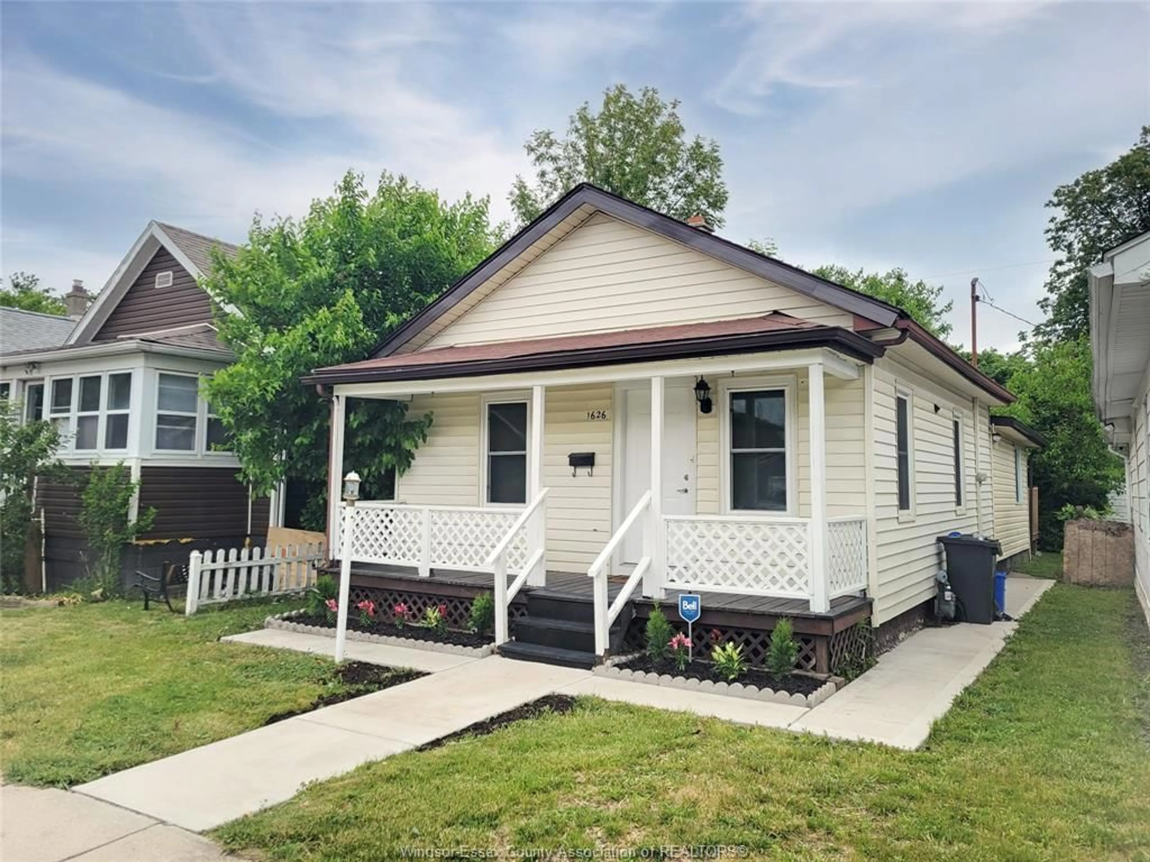 Home with vinyl exterior material, street for 1626 ALBERT, Windsor Ontario N8Y 3R5