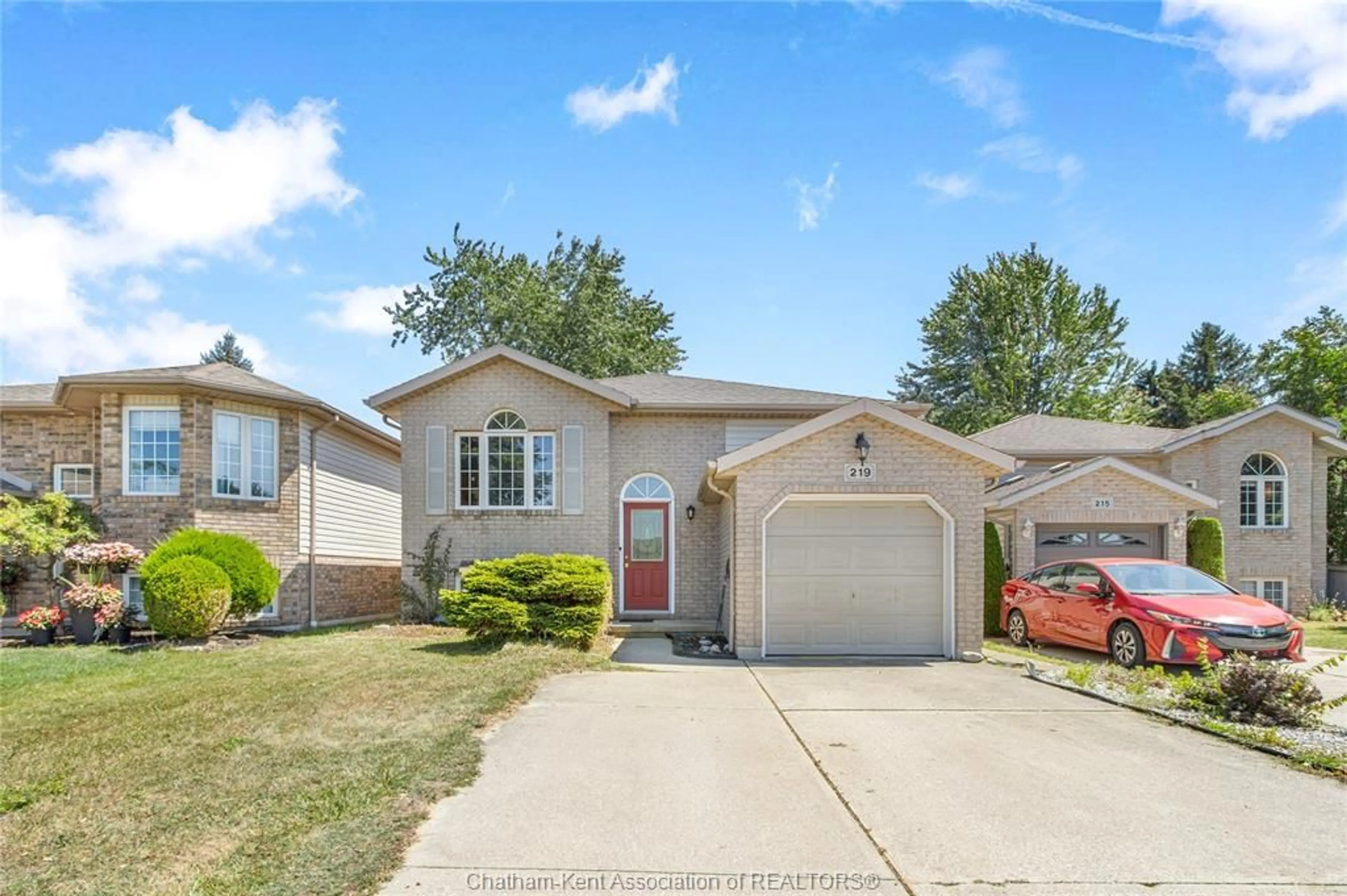 Home with vinyl exterior material, street for 219 GREENFIELD Lane, Chatham Ontario N7L 5N3