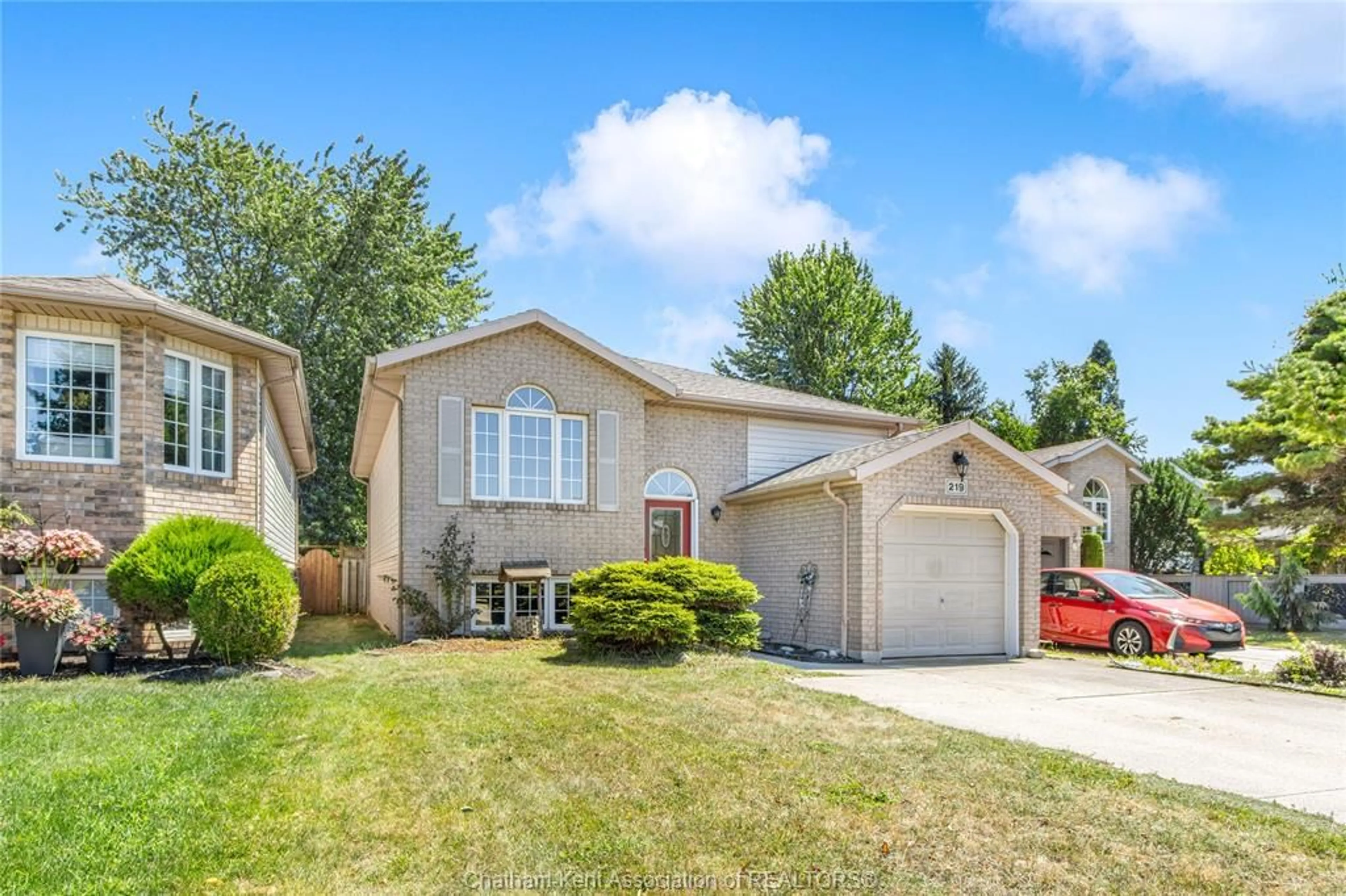 Home with vinyl exterior material, street for 219 GREENFIELD Lane, Chatham Ontario N7L 5N3