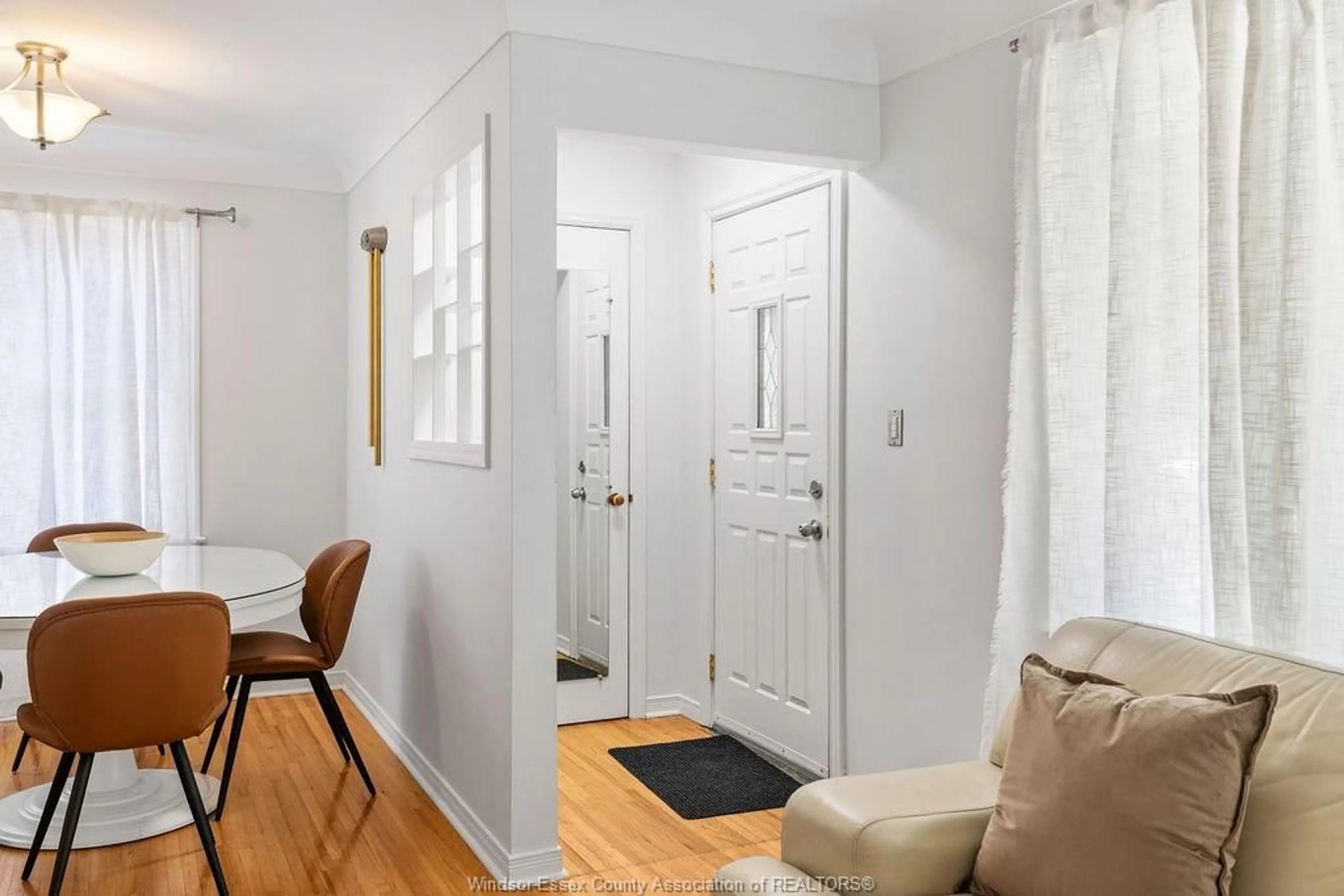 Indoor entryway for 946 BELLEPERCHE, Windsor Ontario N8S 3C3