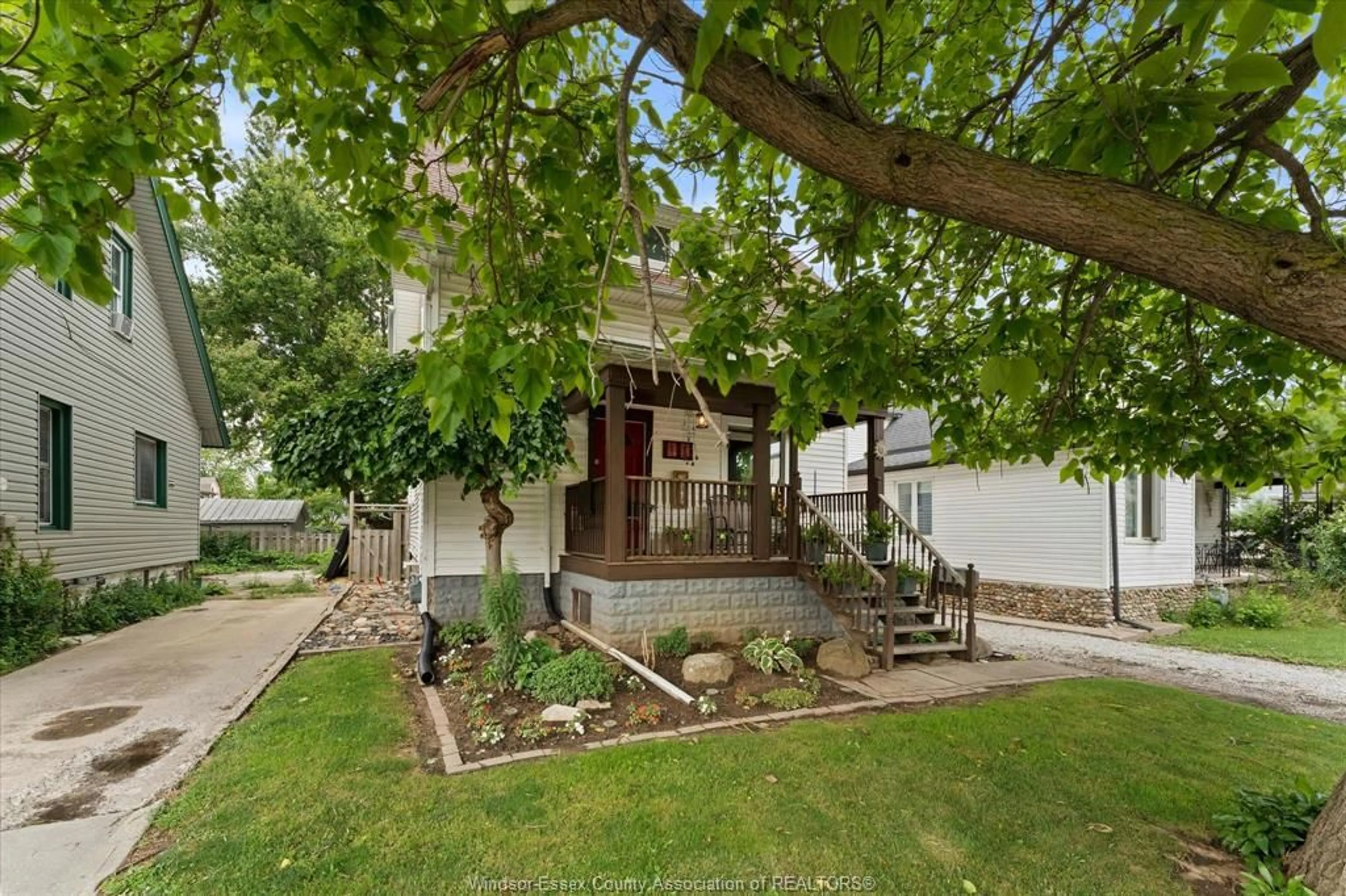 A pic from outside/outdoor area/front of a property/back of a property/a pic from drone, street for 11 VICTORIA Ave, Leamington Ontario N8H 2V4