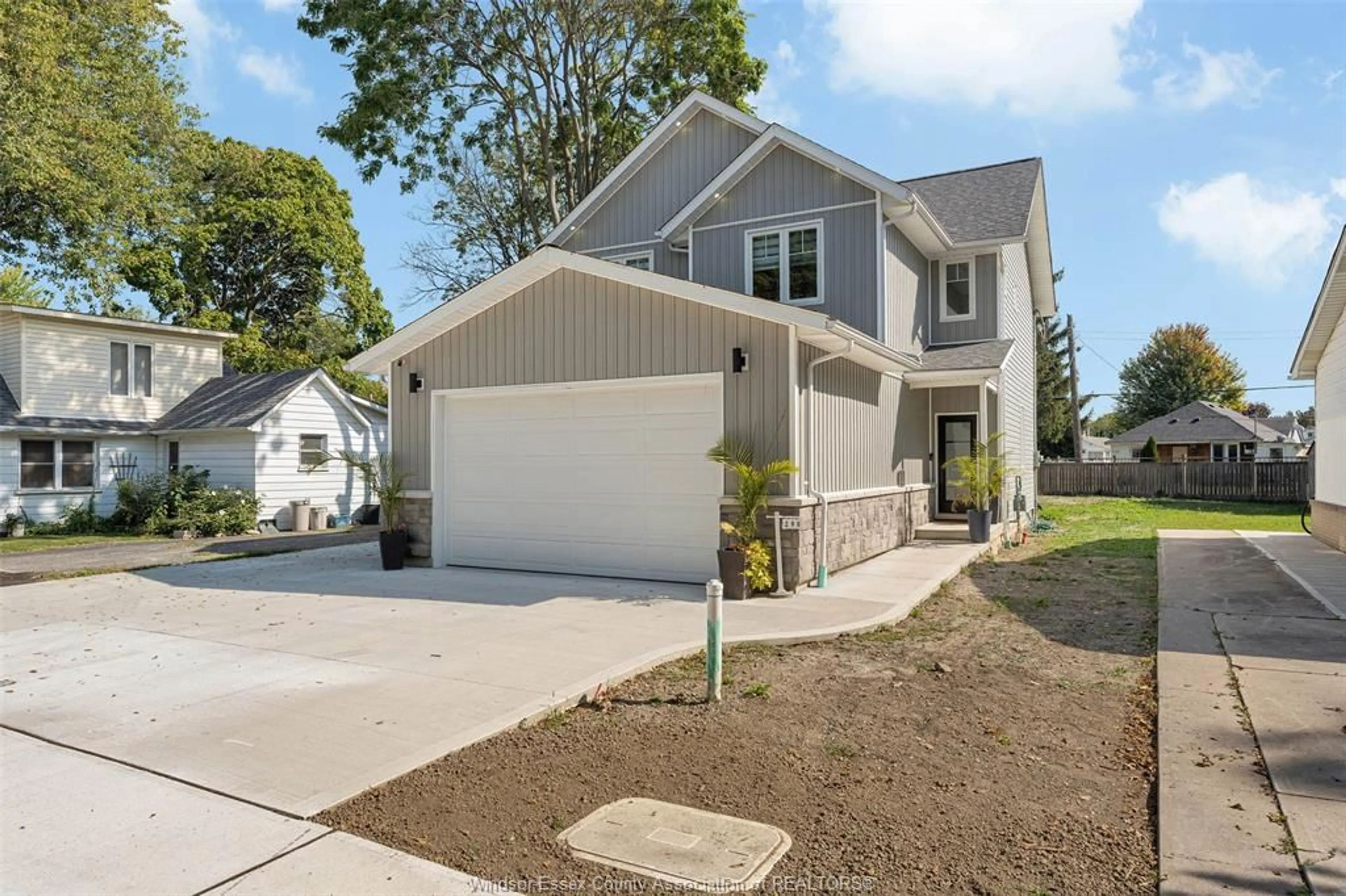 Home with vinyl exterior material, street for 295 GEORGE St, Amherstburg Ontario N9V 2G3