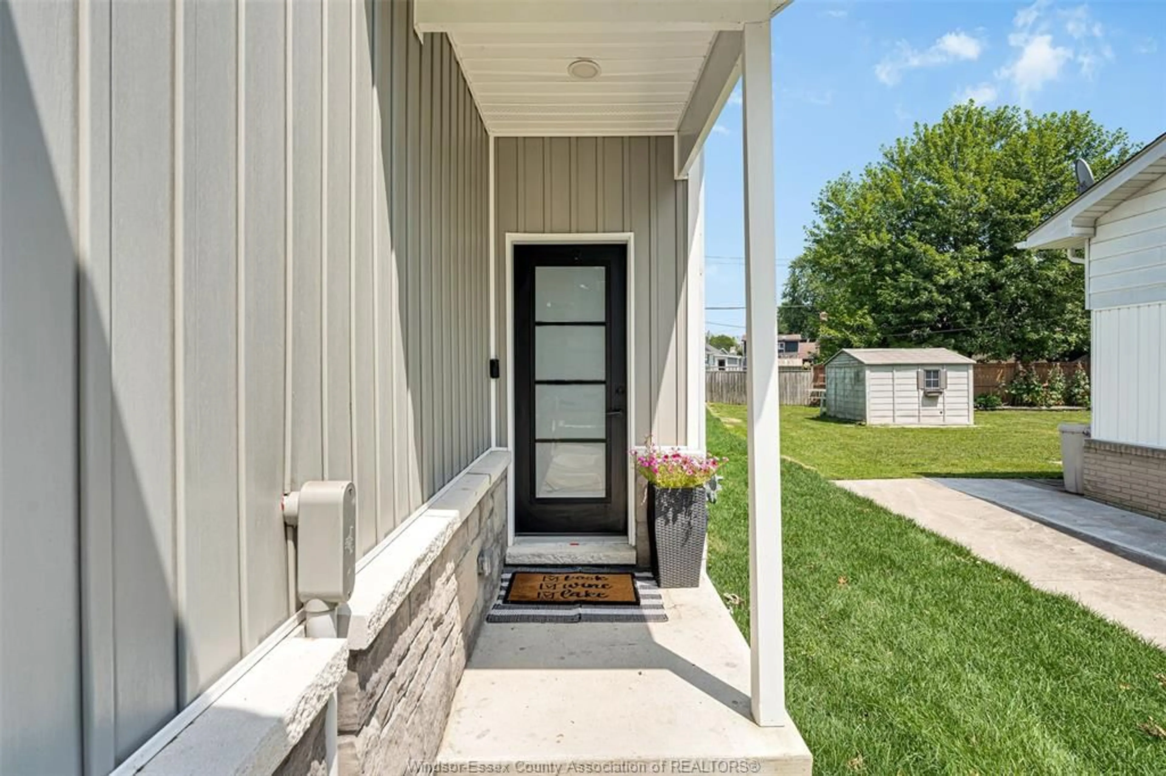 Indoor entryway for 295 GEORGE St, Amherstburg Ontario N9V 2G3
