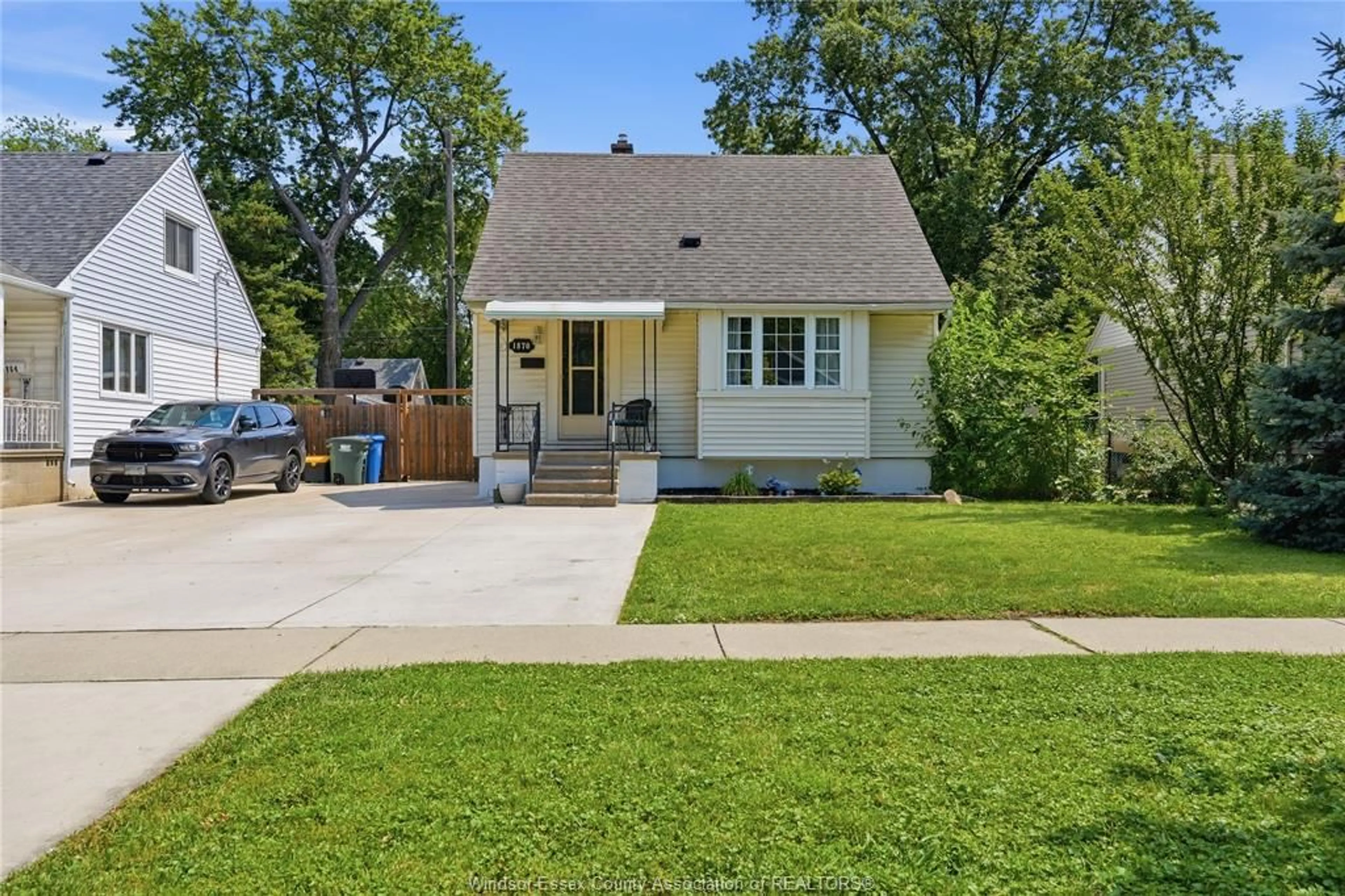 Home with vinyl exterior material, street for 1870 FRANCOIS Rd, Windsor Ontario N8W 4S7