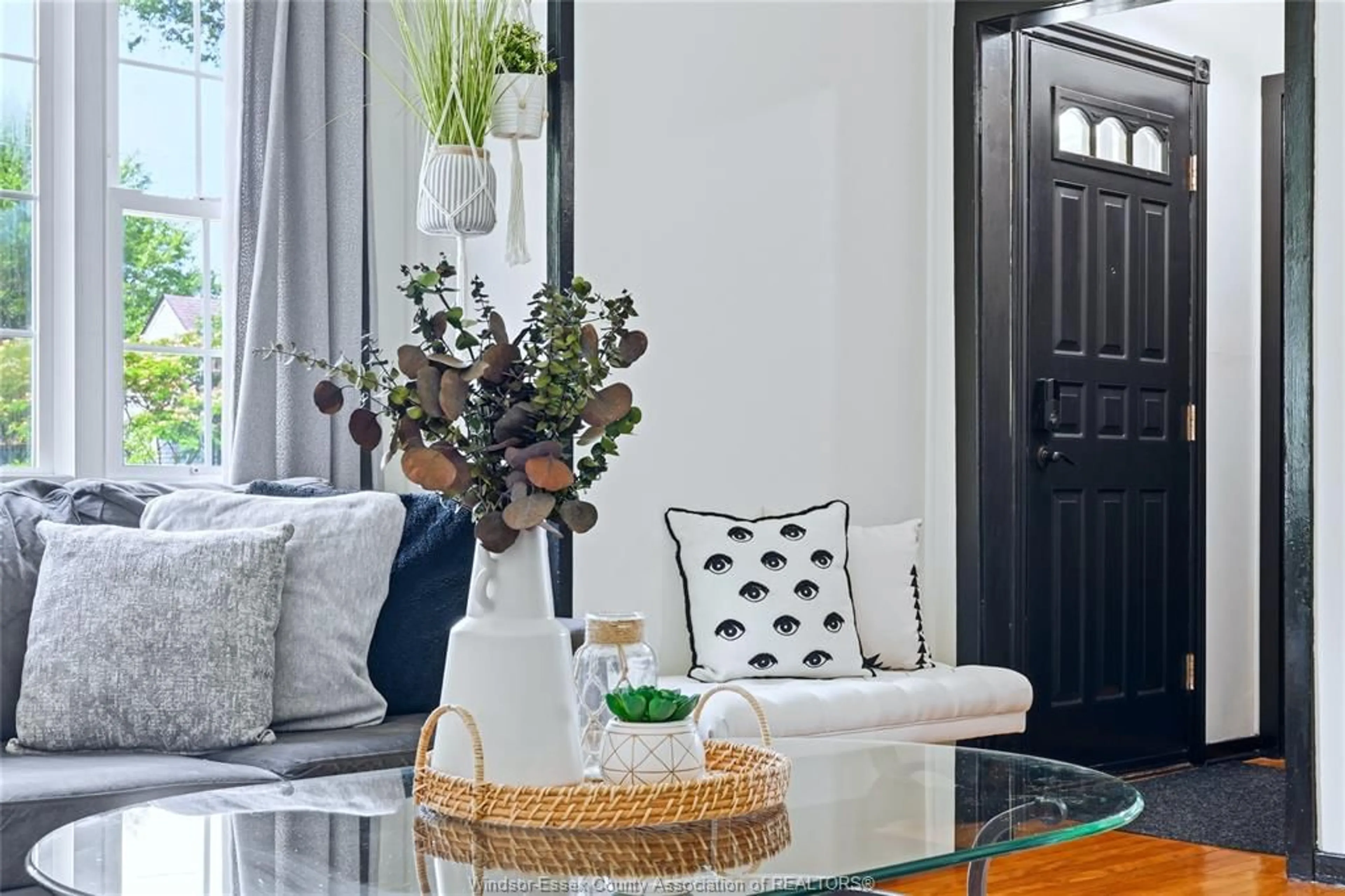 Indoor entryway for 1870 FRANCOIS Rd, Windsor Ontario N8W 4S7