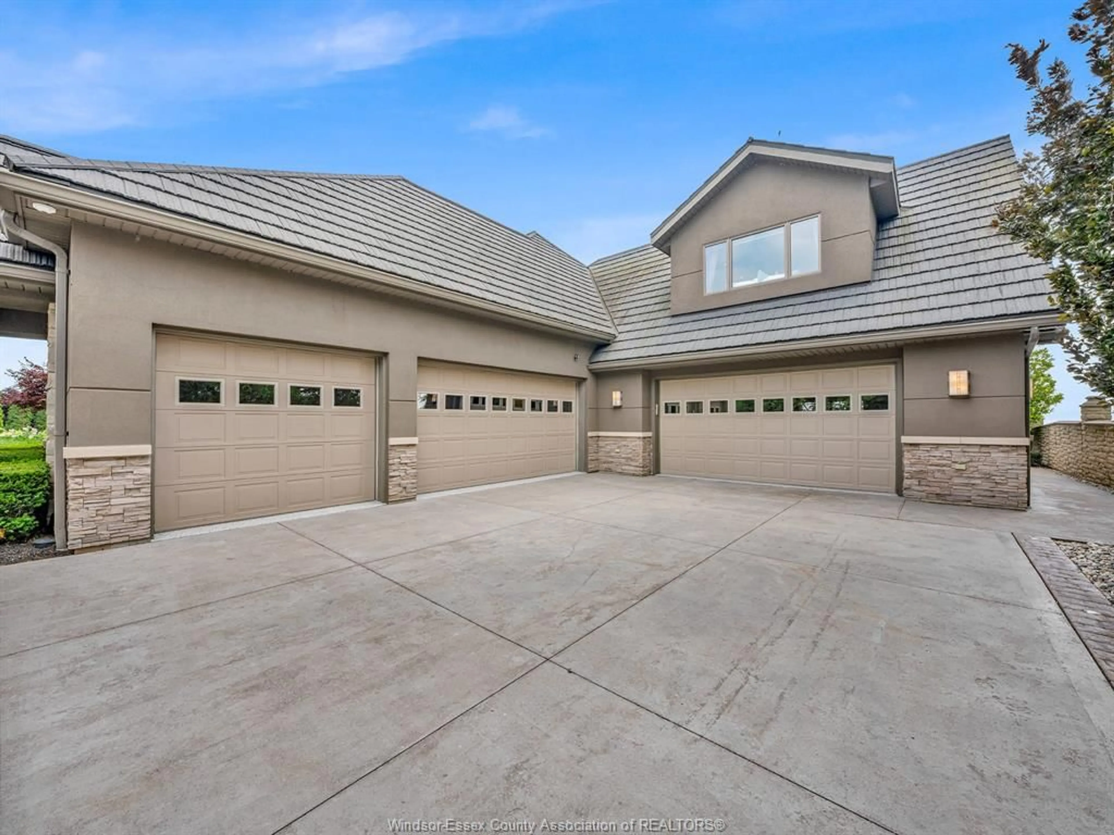 Indoor garage for 320 Seacliff Dr, Leamington Ontario N8H 4E1