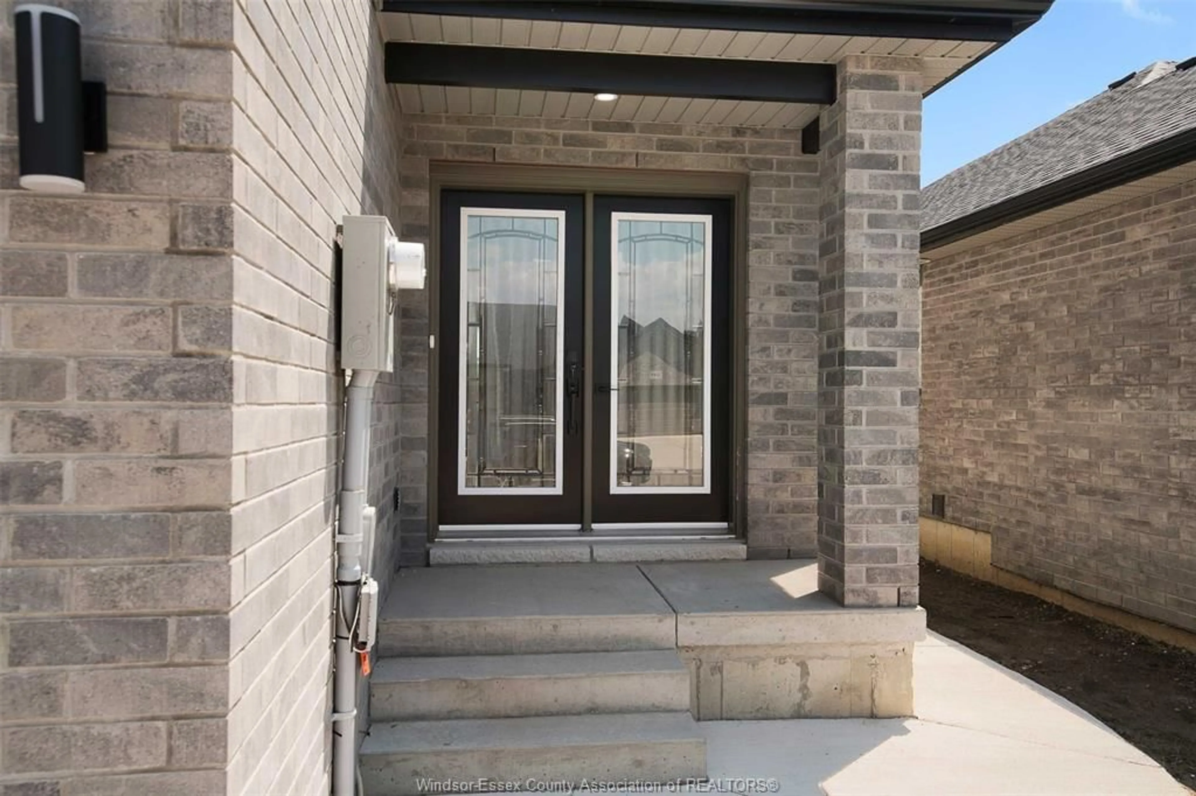 Indoor entryway for 3546 HALLEE, Windsor Ontario N8W 0B1