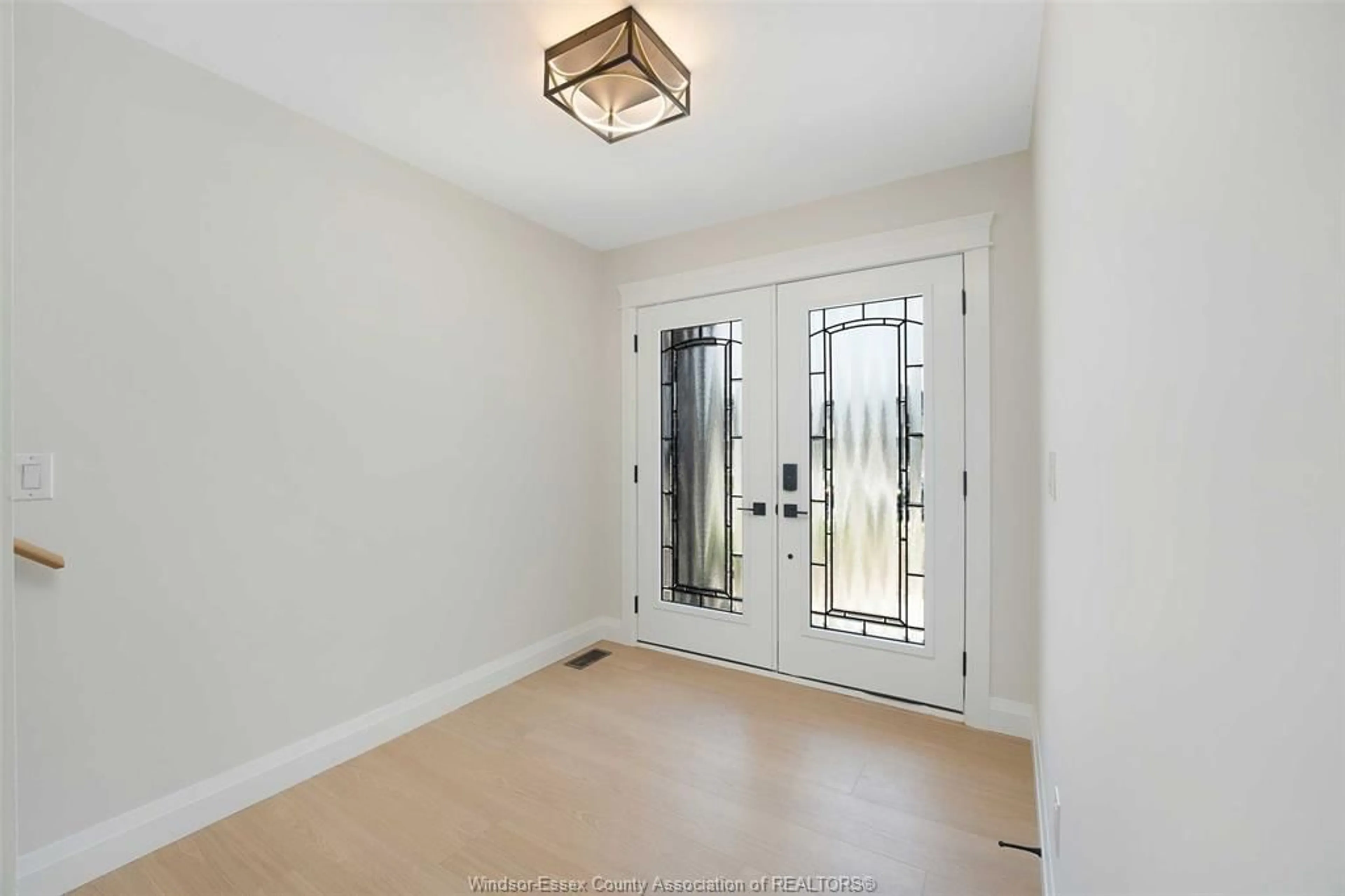 Indoor entryway for 3546 HALLEE, Windsor Ontario N8W 0B1