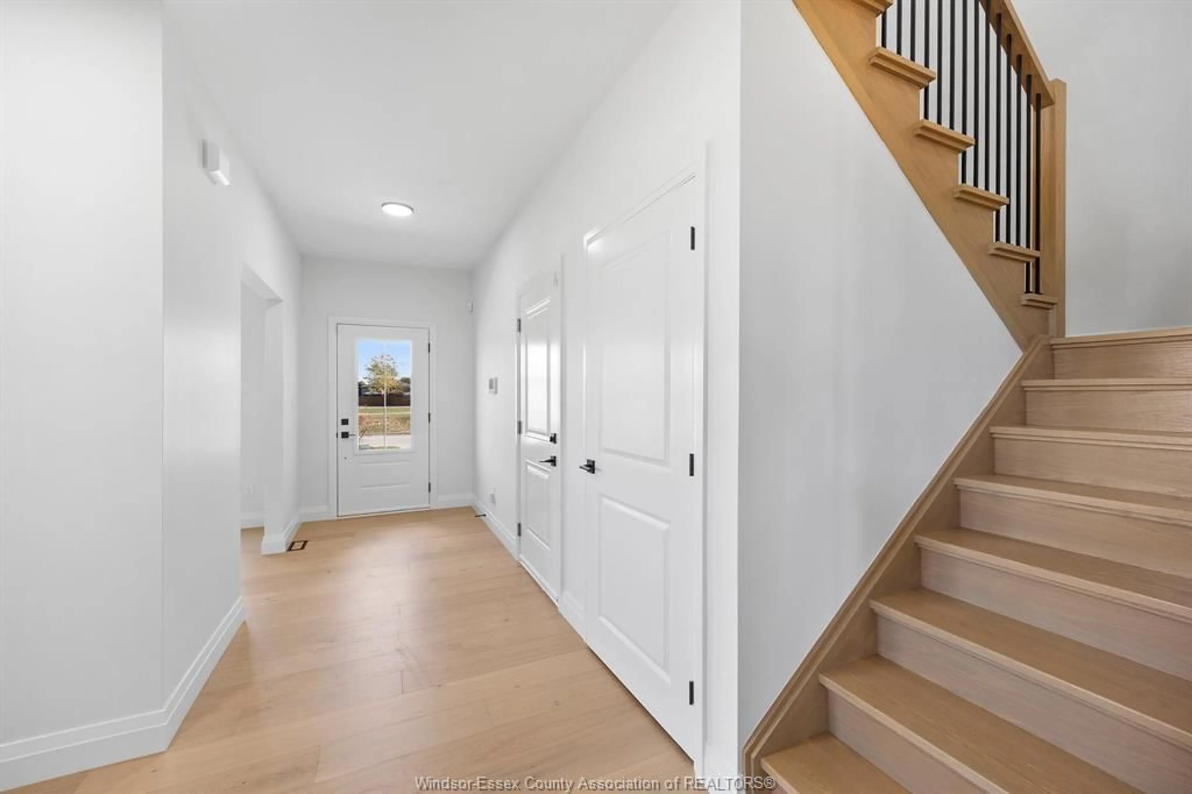 Indoor entryway for 103 Erie Isle Crt, Amherstburg Ontario N9V 0H1