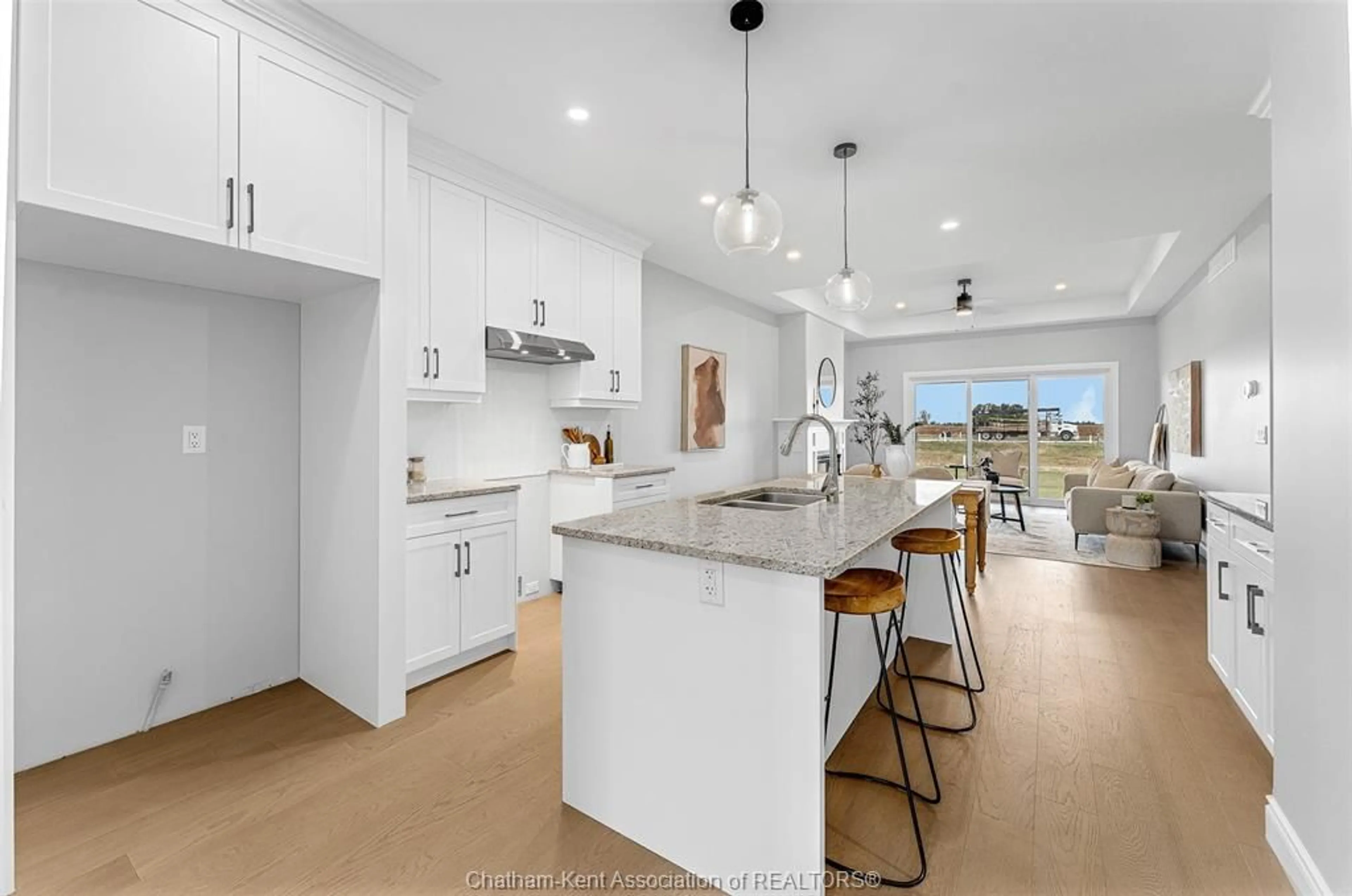 Open concept kitchen, ceramic/tile floor for 105 Brighton Pl, Chatham Ontario N7L 0G7