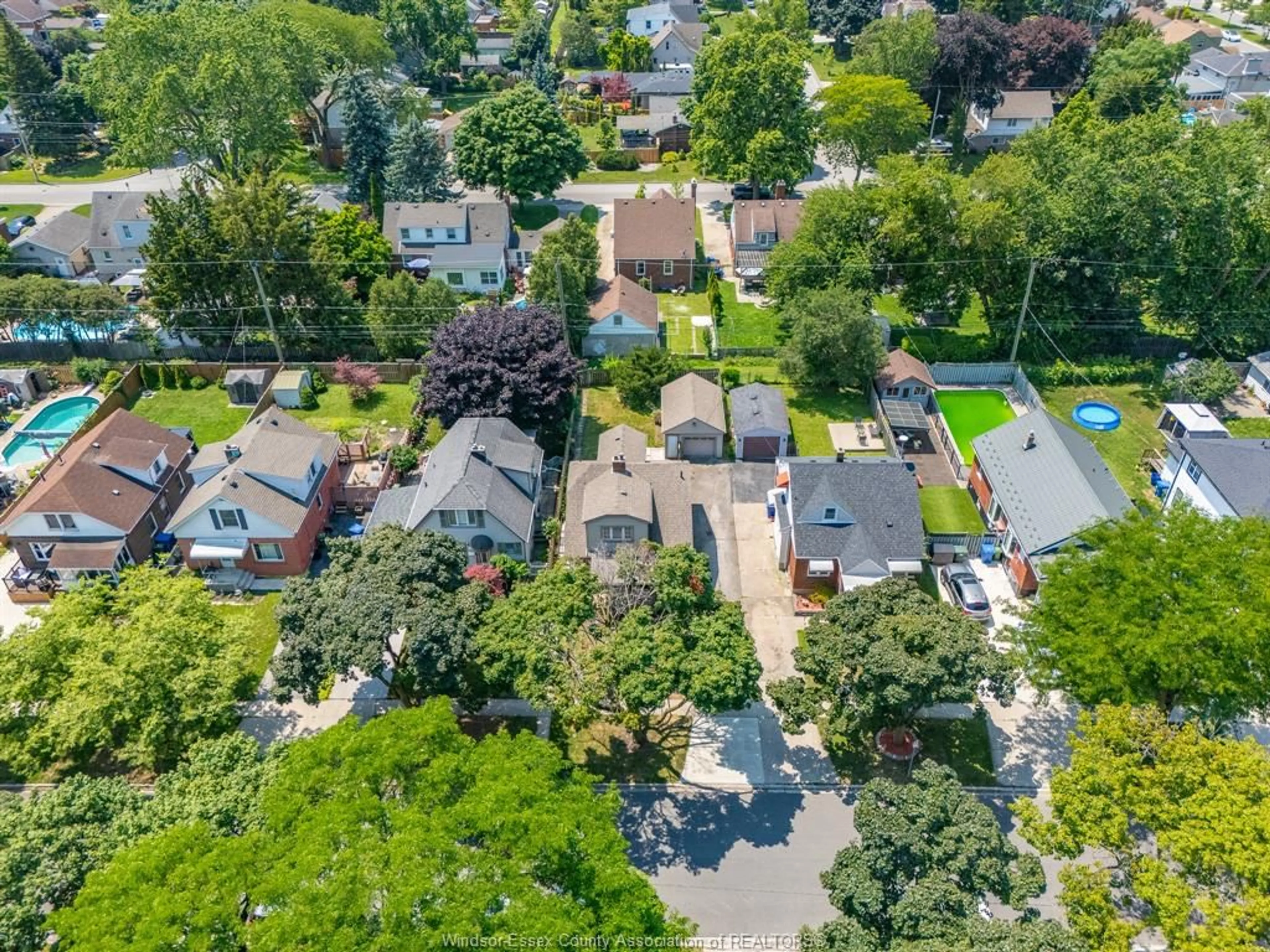A pic from outside/outdoor area/front of a property/back of a property/a pic from drone, street for 2443 TURNER Rd, Windsor Ontario N8W 3K9