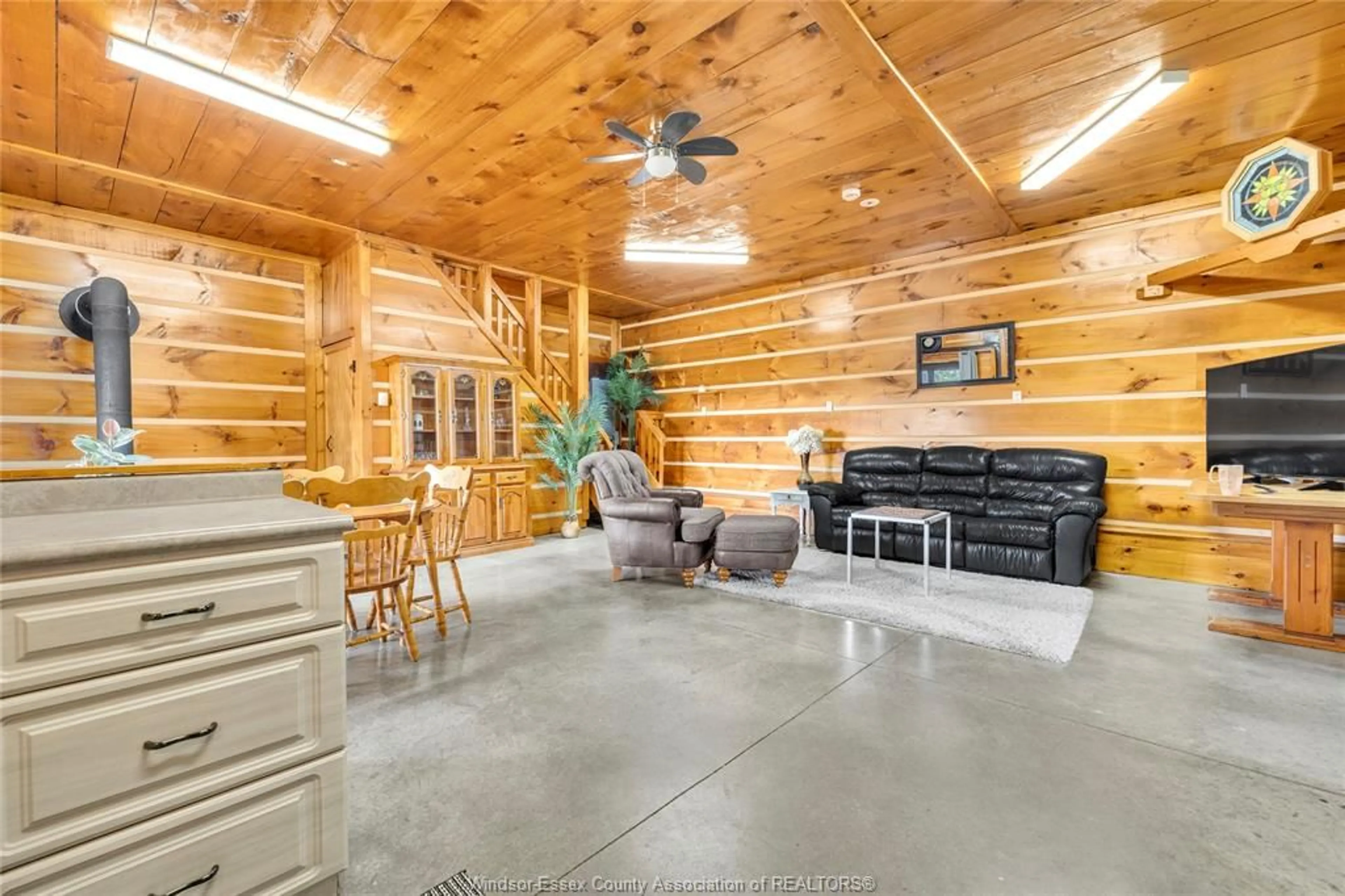 Indoor garage for 9912 TECUMSEH, Lakeshore Ontario N0R 1N0