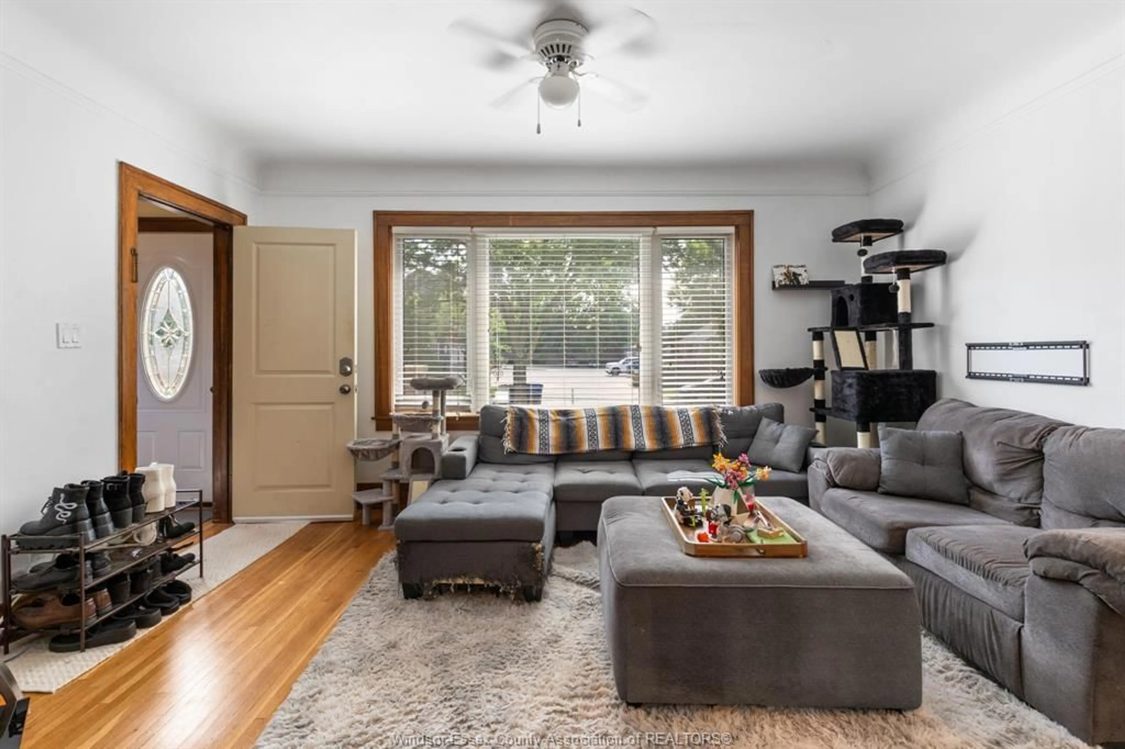 Living room with furniture, wood/laminate floor for 290 THOMPSON, Windsor Ontario N8S 2G4