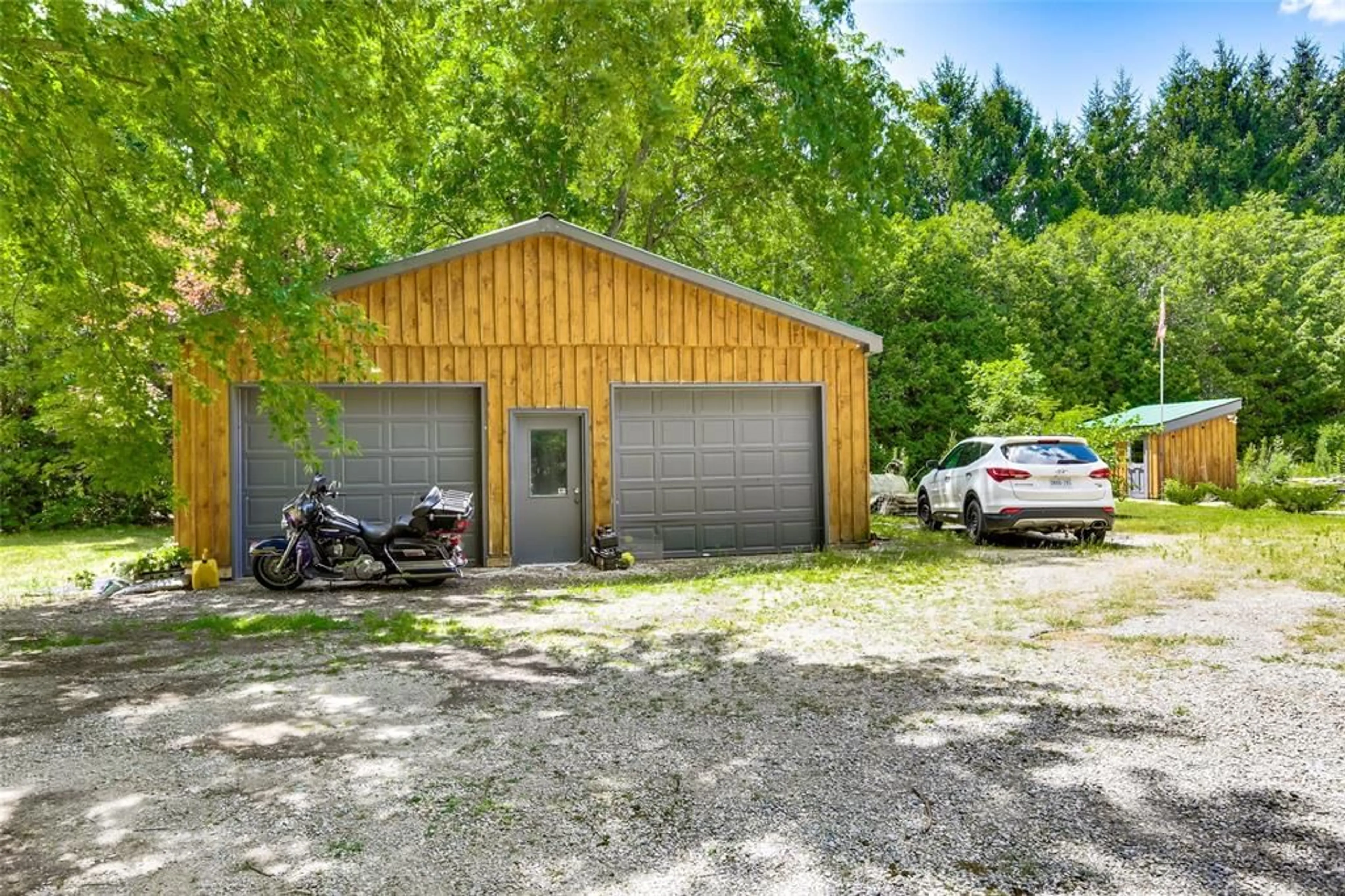 Indoor garage for 670 TRILLIUM Dr, Newbury Ontario N0L 1Z0