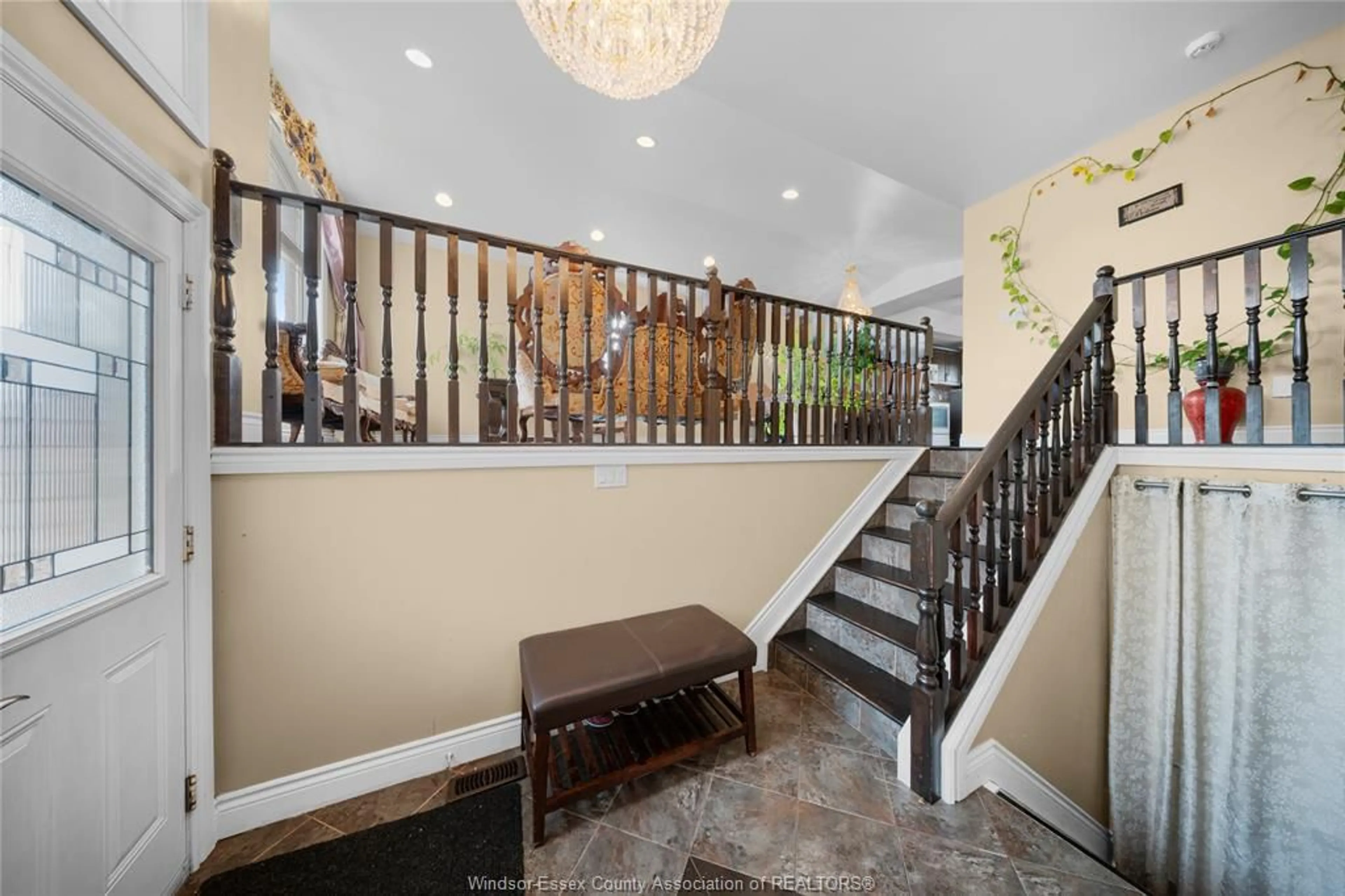 Indoor foyer for 1920 MANITOBA St, Windsor Ontario N9B 3H8