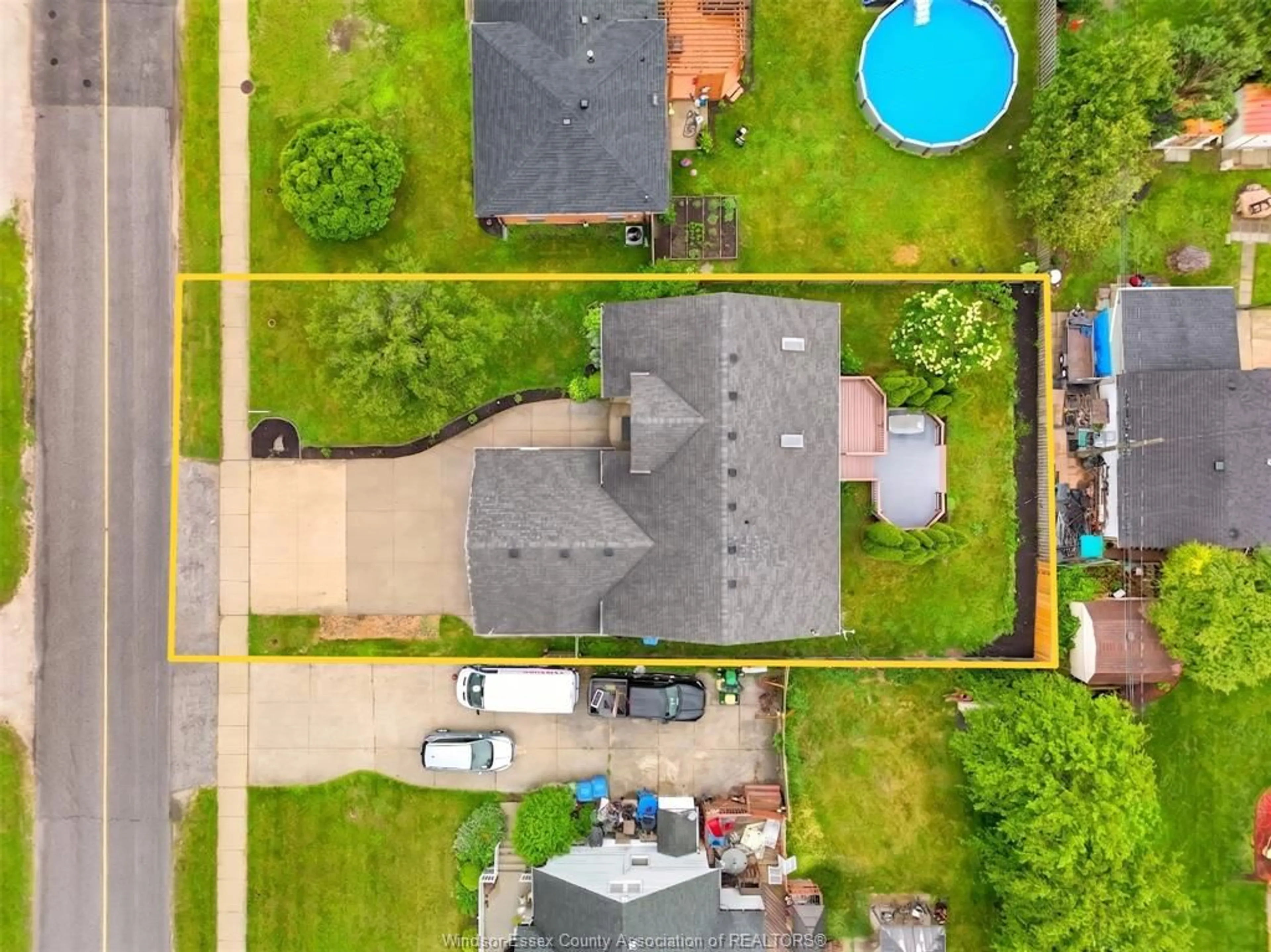 A pic from outside/outdoor area/front of a property/back of a property/a pic from drone, water/lake/river/ocean view for 312 BOUFFARD, LaSalle Ontario N9J 1G2