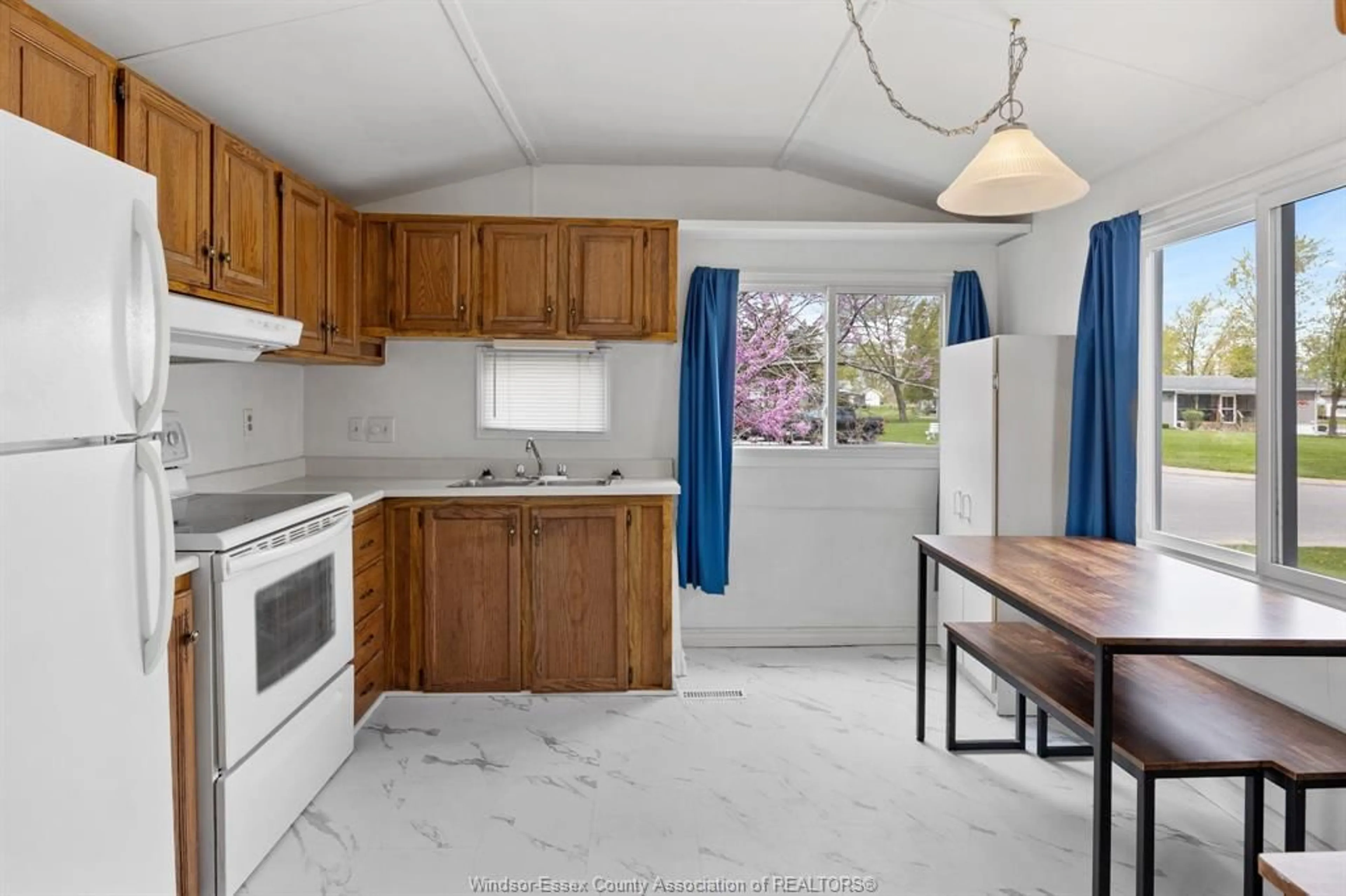 Standard kitchen, ceramic/tile floor for 326 BEVERLY, Essex Ontario N8M 2C1