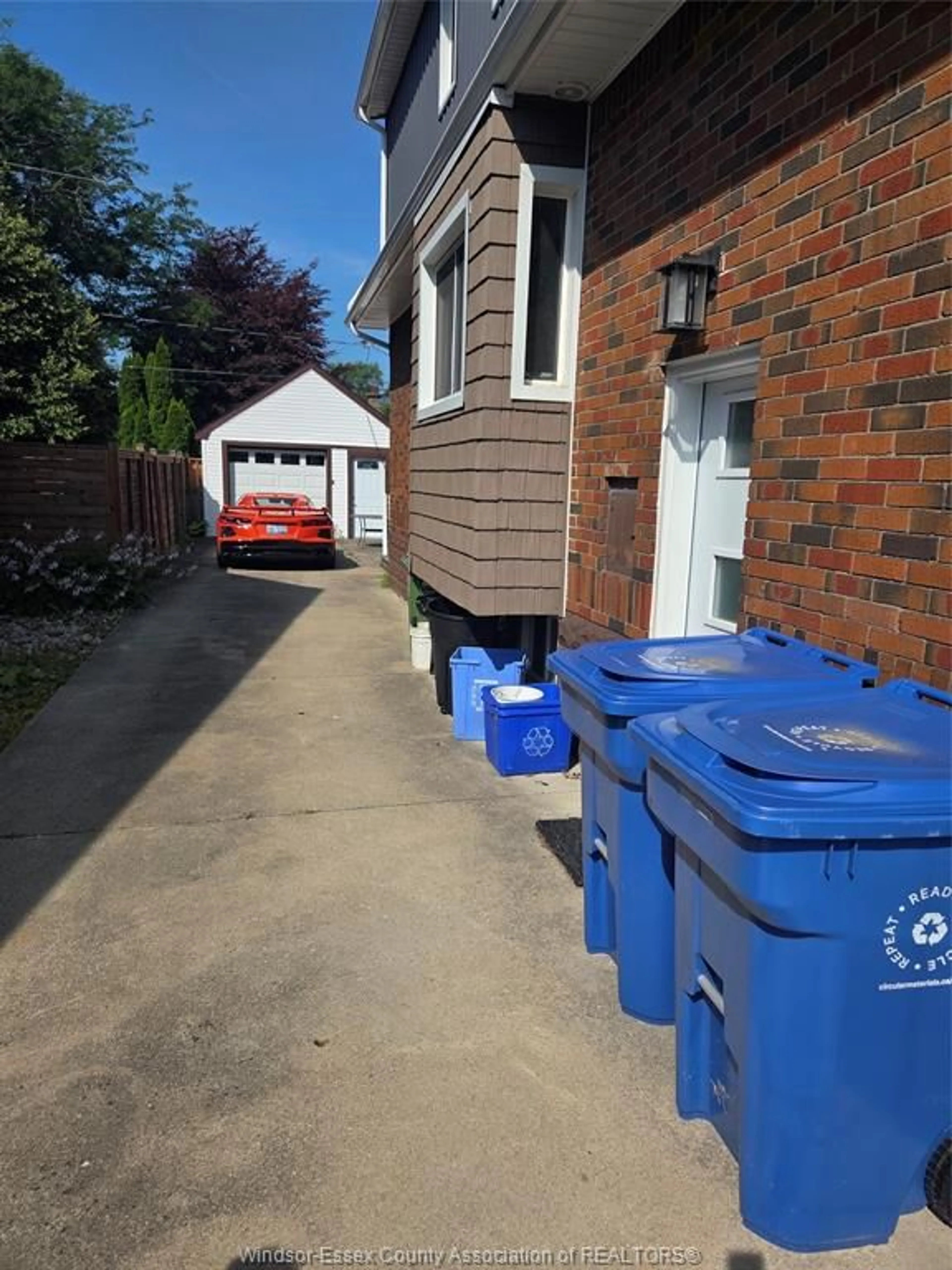 A pic from outside/outdoor area/front of a property/back of a property/a pic from drone, street for 2371-2373 Lincoln Rd, Windsor Ontario N8W 2R4