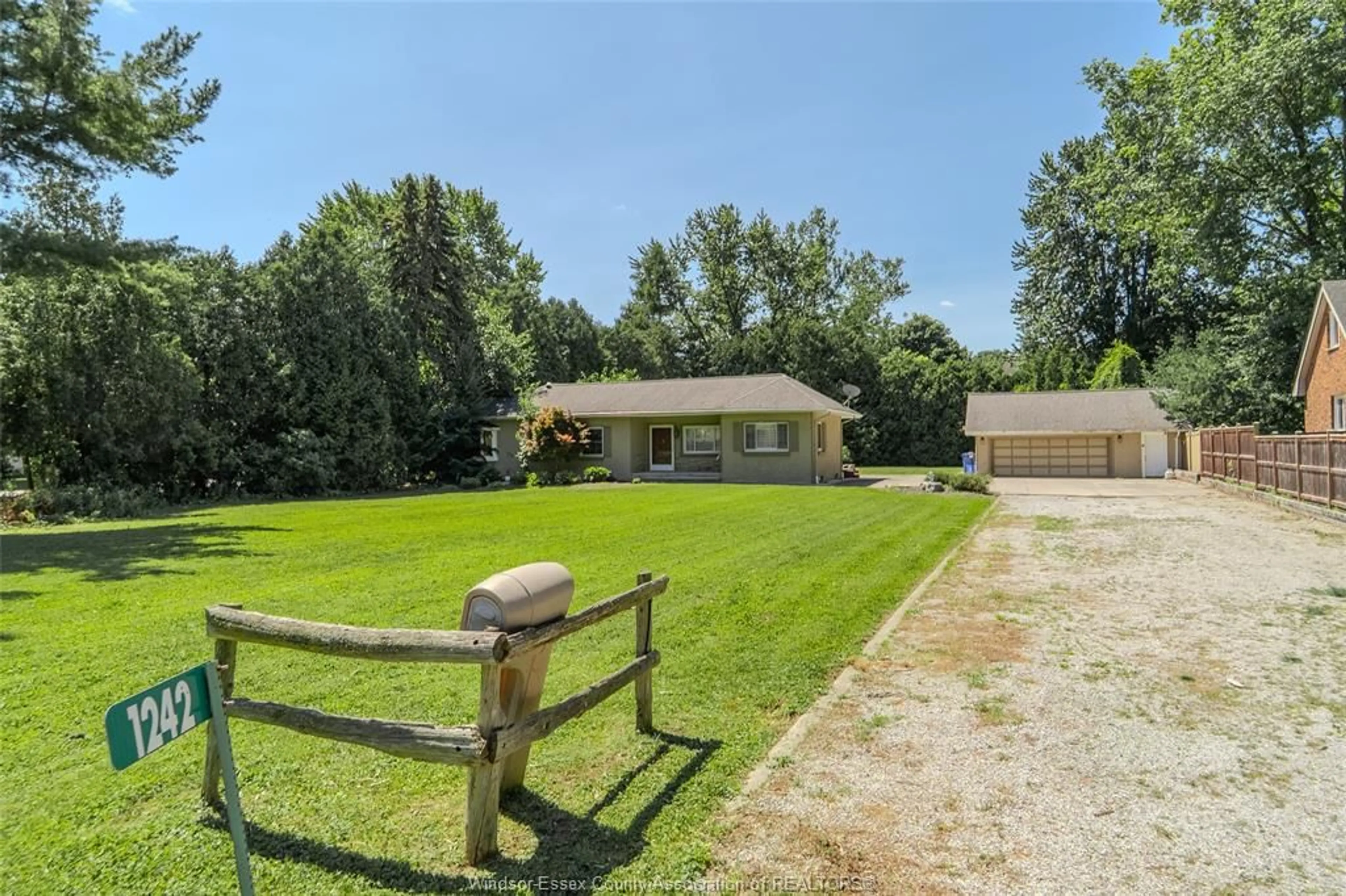 A pic from outside/outdoor area/front of a property/back of a property/a pic from drone, unknown for 1242 Reaume Rd, LaSalle Ontario N9J 1C1