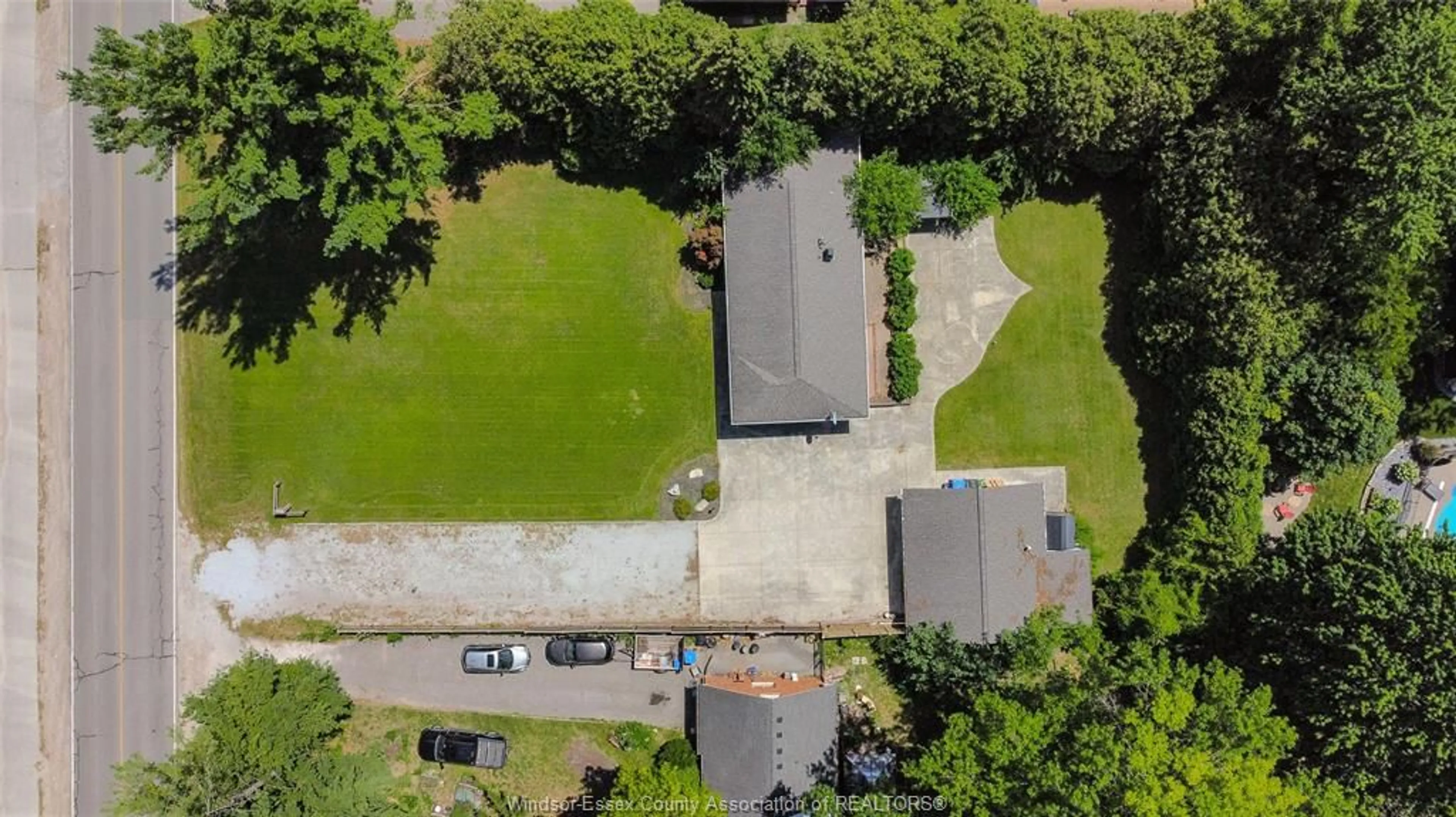 A pic from outside/outdoor area/front of a property/back of a property/a pic from drone, street for 1242 Reaume Rd, LaSalle Ontario N9J 1C1