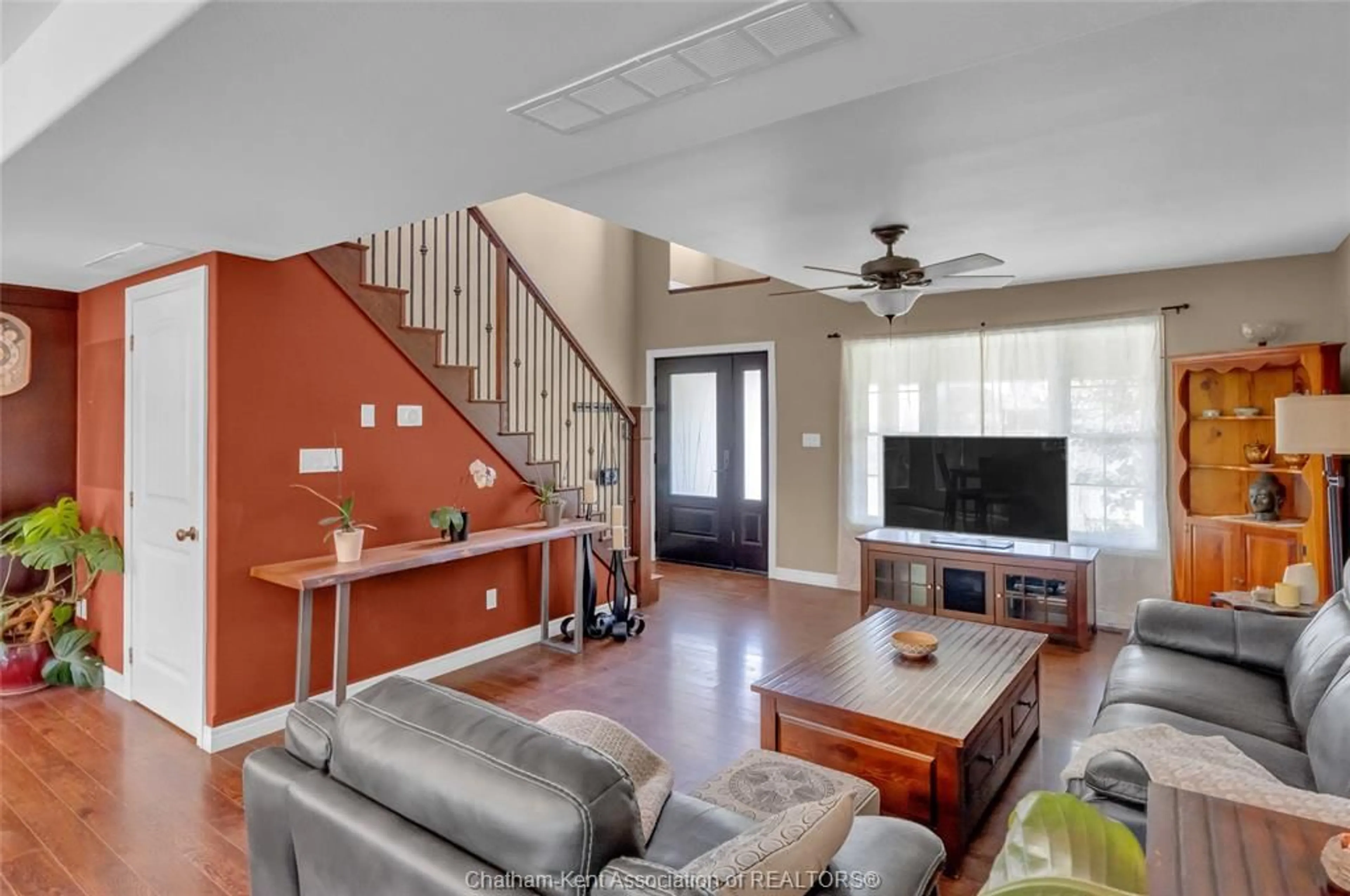 Living room with furniture, unknown for 32 Sherwood Crt, Chatham Ontario N7M 6L3