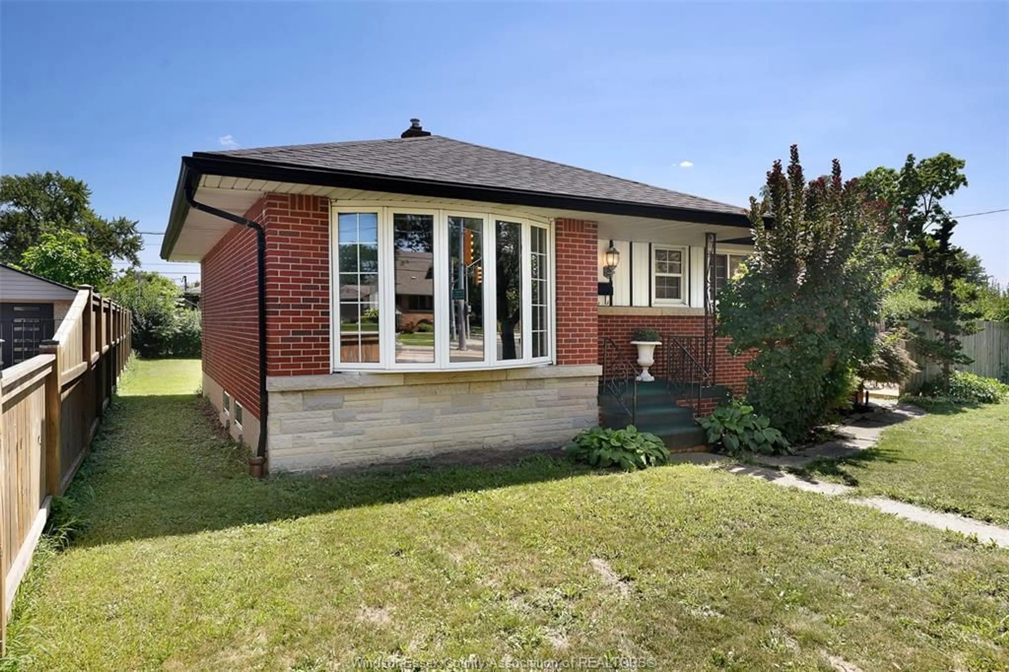 Home with brick exterior material, building for 1285 Cabana, Windsor Ontario N9G 1B9