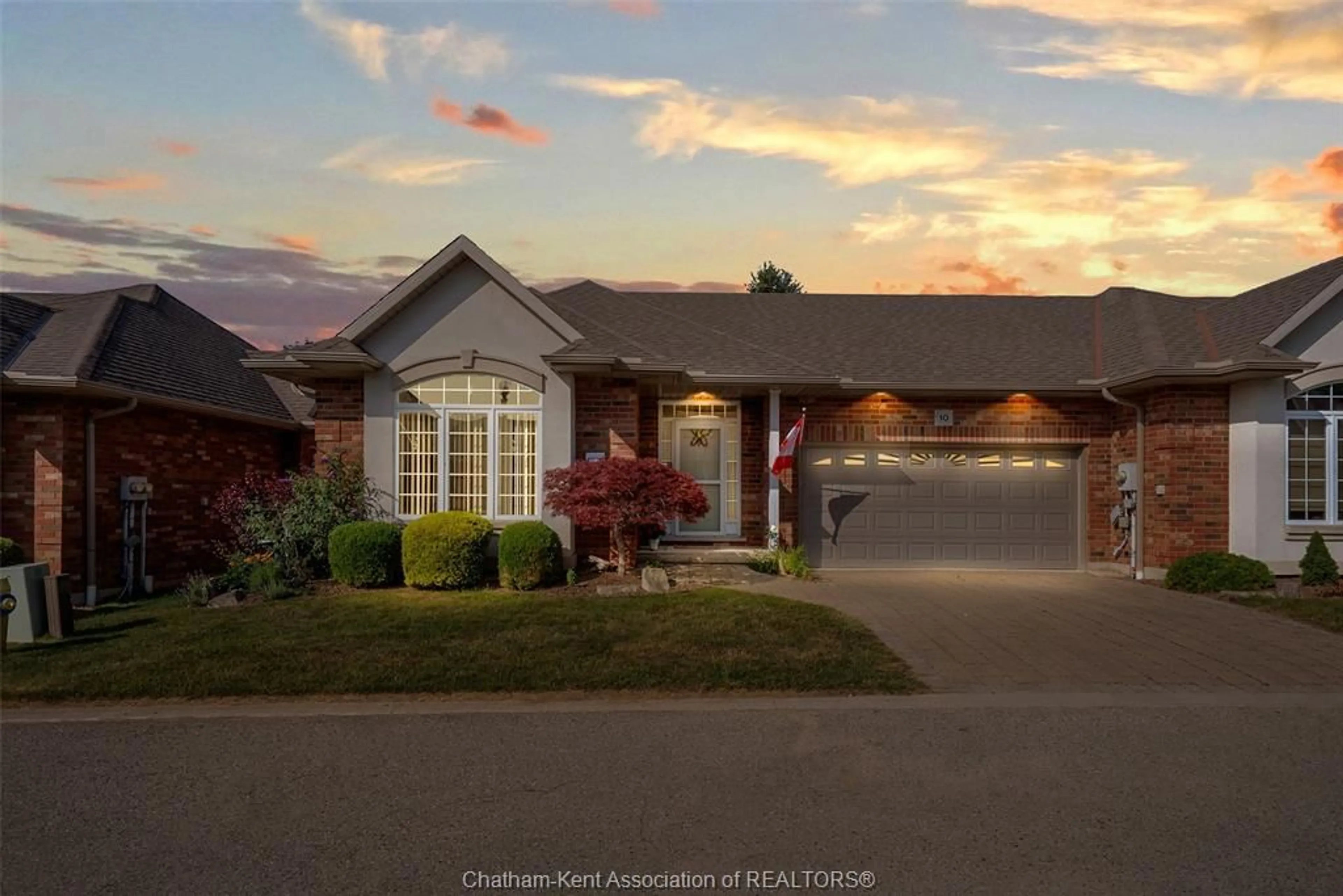 Home with vinyl exterior material, unknown for 10 Oakgrove Lane, Chatham Ontario N7L 5R9
