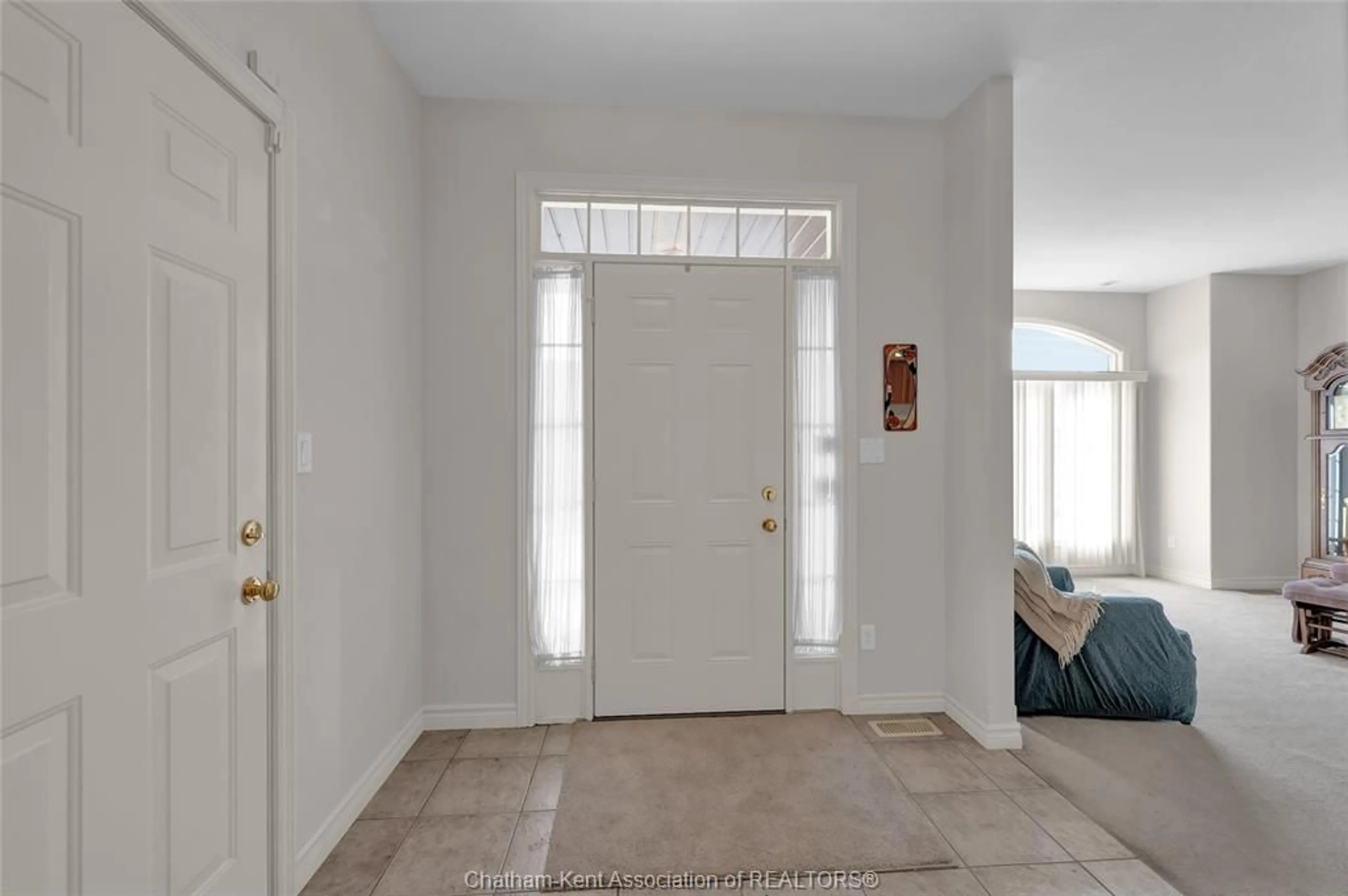 Indoor entryway for 10 Oakgrove Lane, Chatham Ontario N7L 5R9