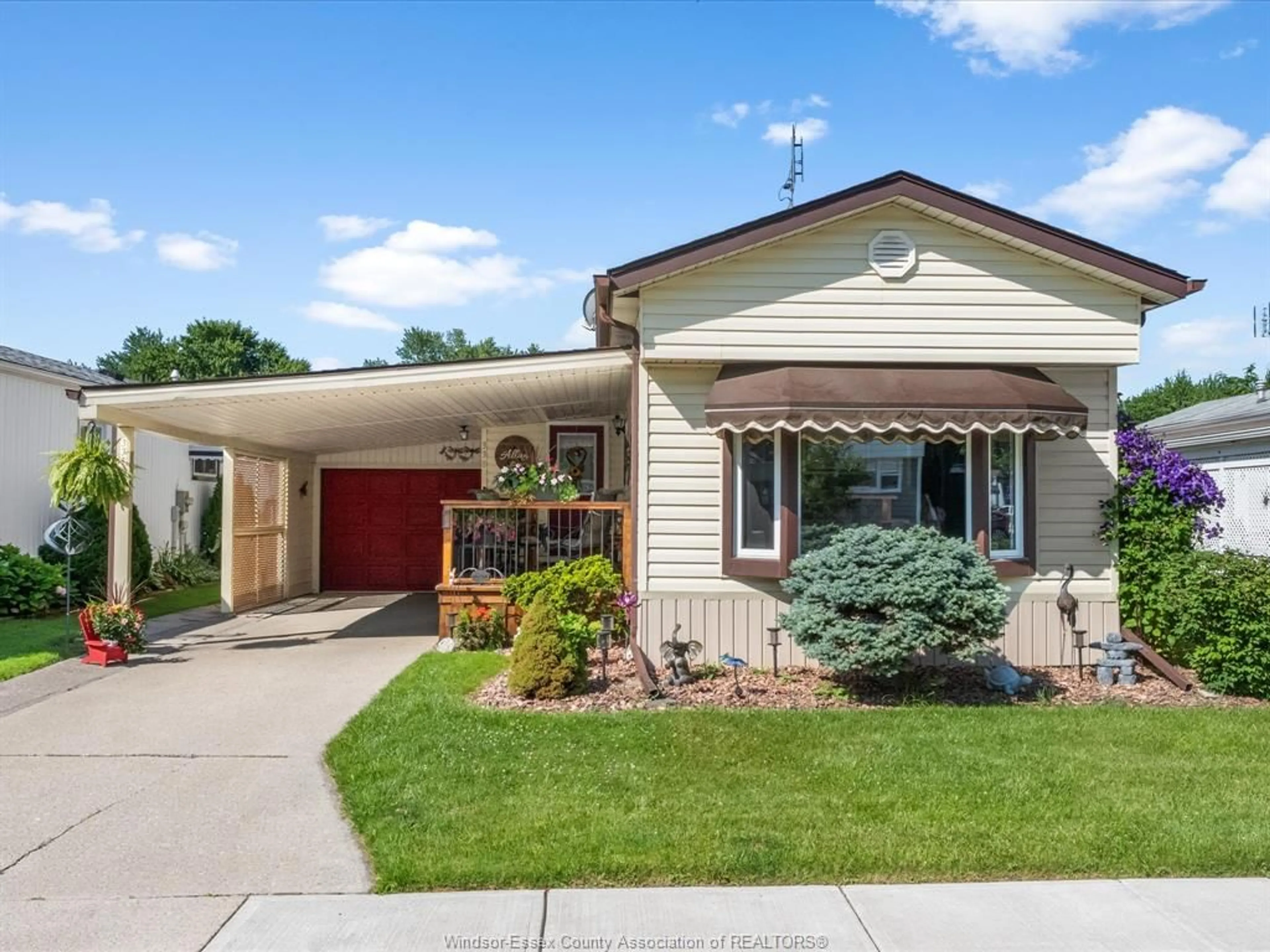 Home with vinyl exterior material, street for 338 DREW Dr, Essex Ontario N8M 3A2