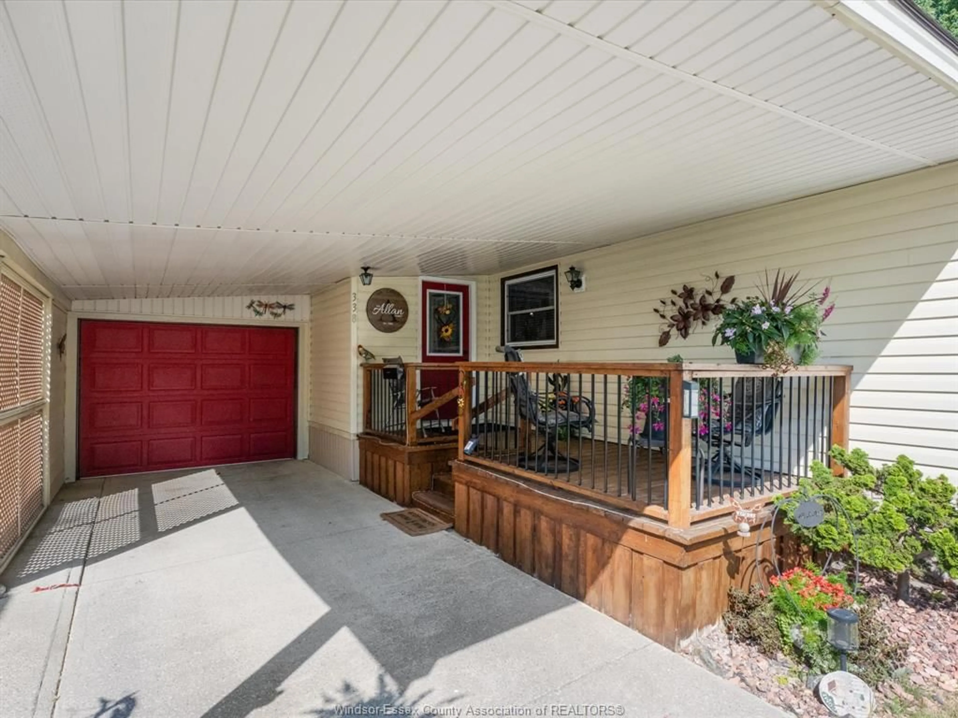 Indoor foyer for 338 DREW Dr, Essex Ontario N8M 3A2