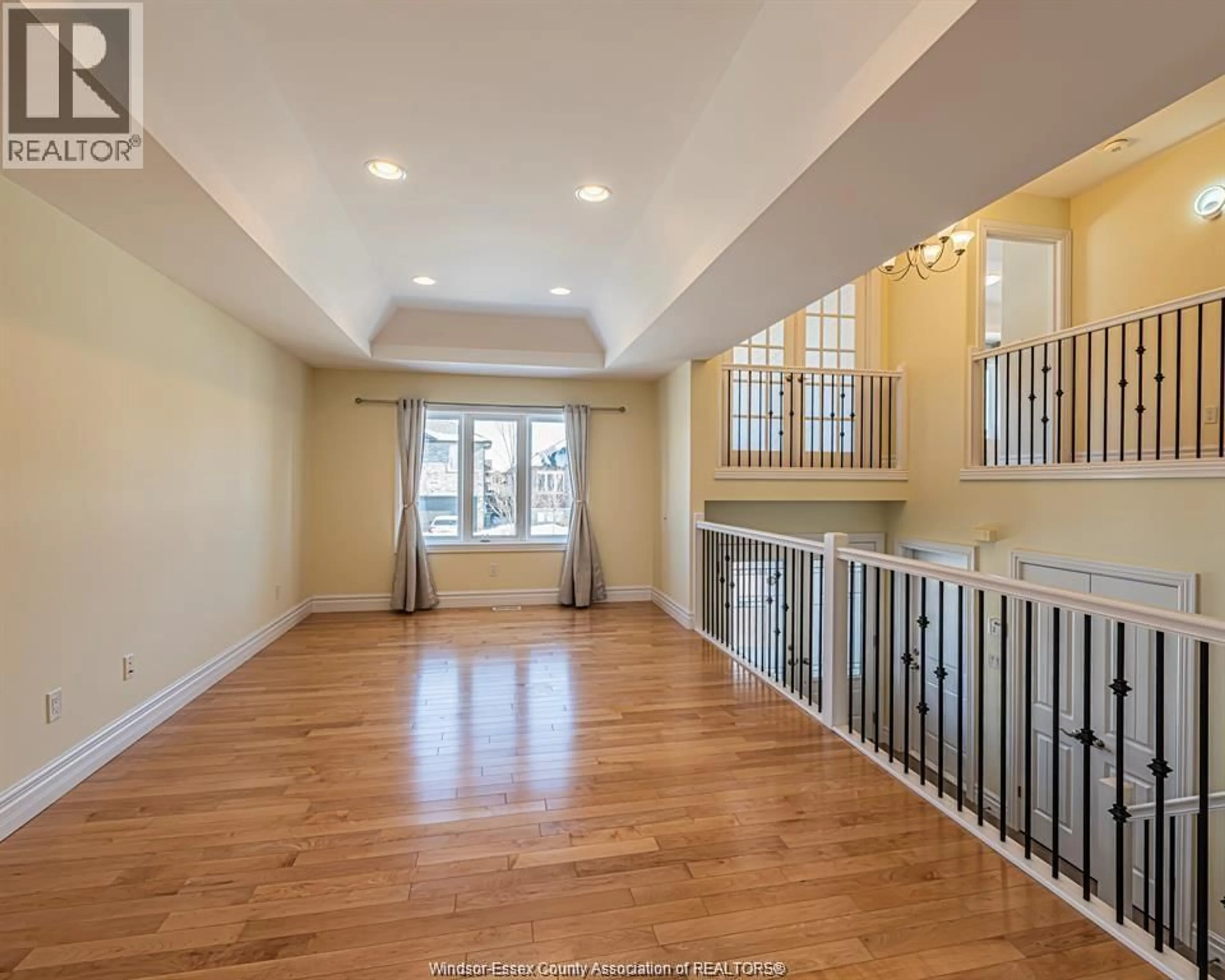 Indoor foyer for 4001 COSENZA St, Windsor Ontario N9G 0A5
