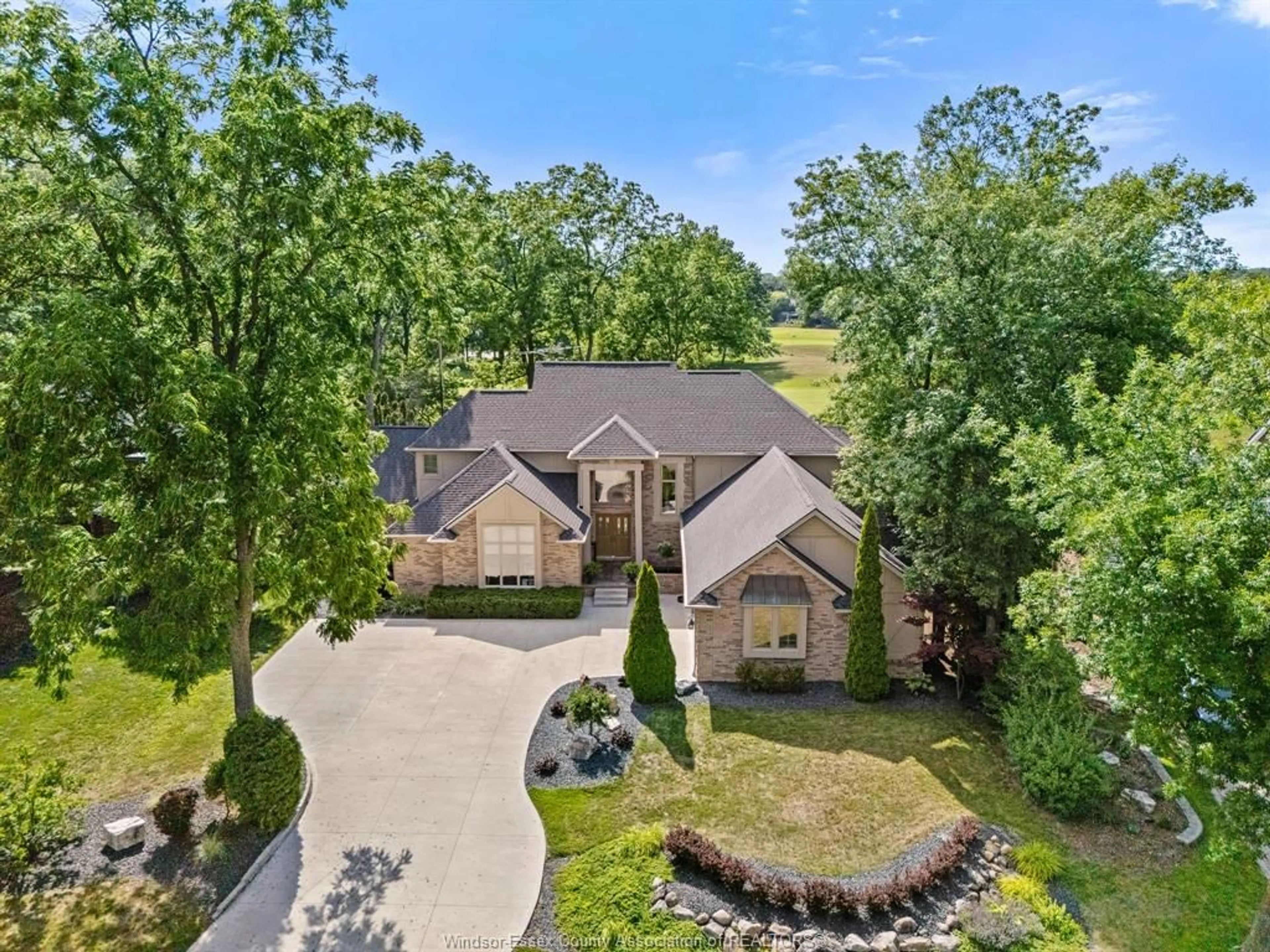 A pic from outside/outdoor area/front of a property/back of a property/a pic from drone, unknown for 185 Ironwood Dr, Amherstburg Ontario N9V 3V3