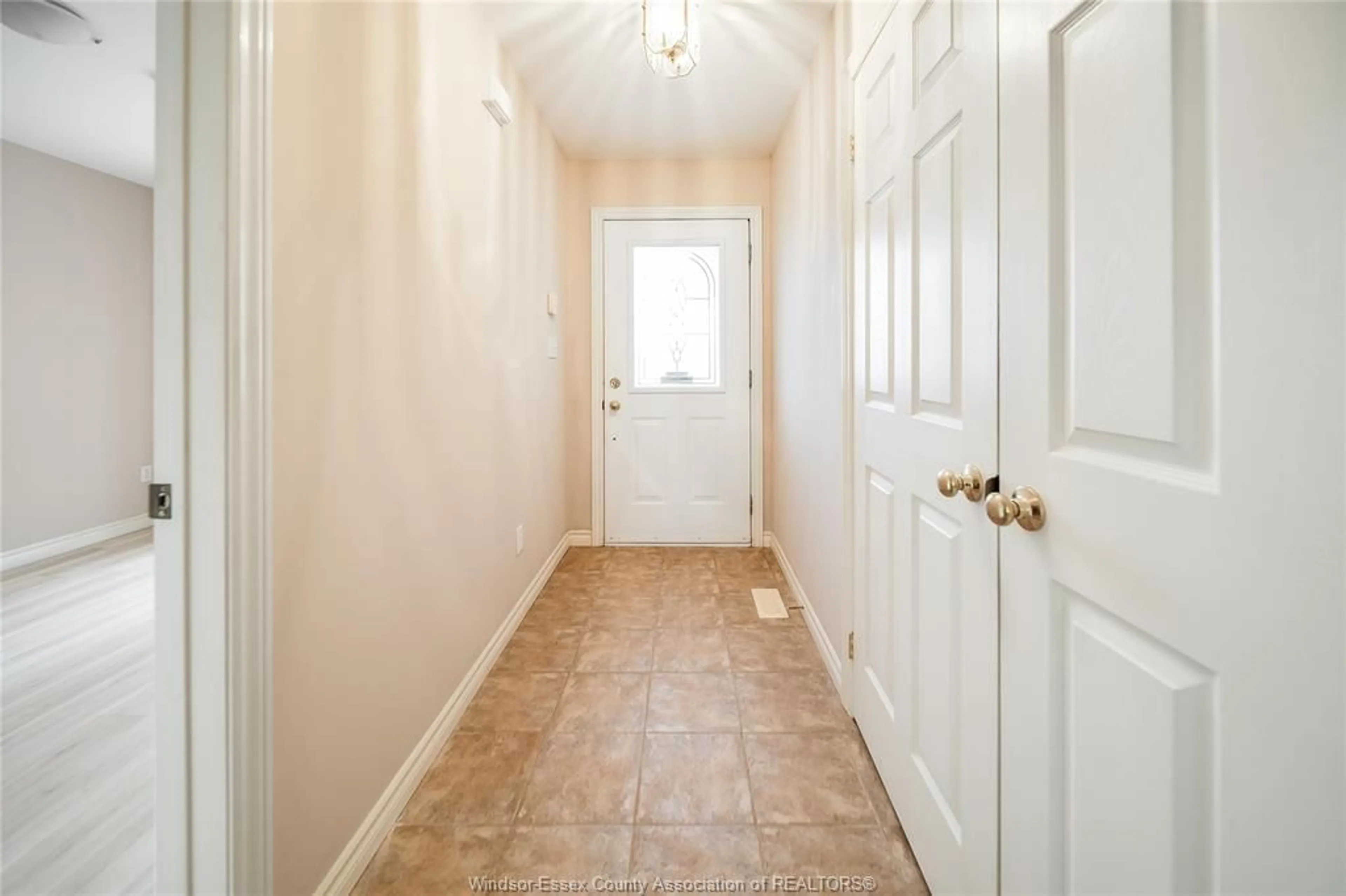 Indoor entryway for 1556 HEATHERGLEN Dr, Tecumseh Ontario N8N 5B4