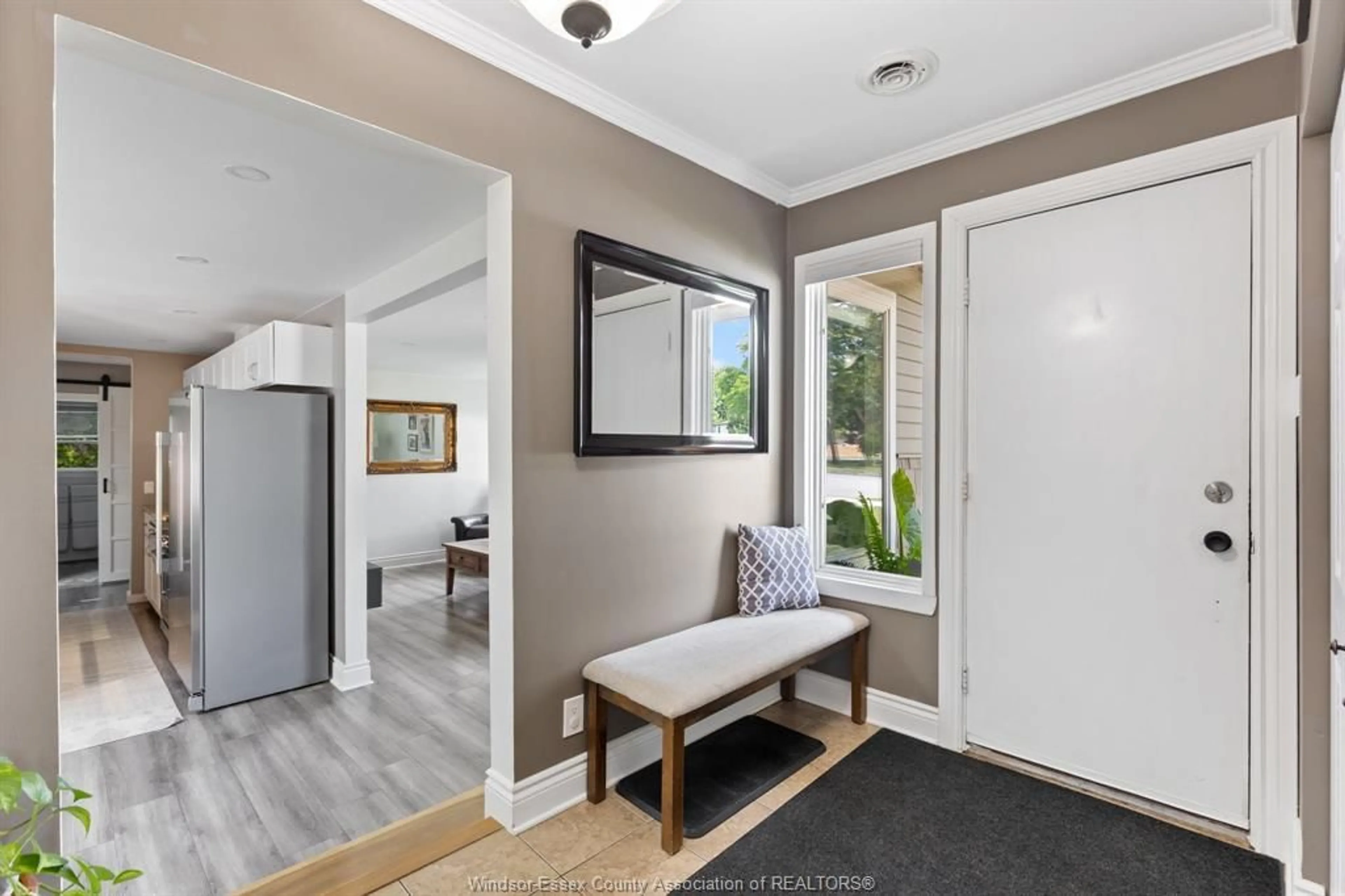 Indoor entryway for 209 Maidstone Ave, Essex Ontario N8M 2J8
