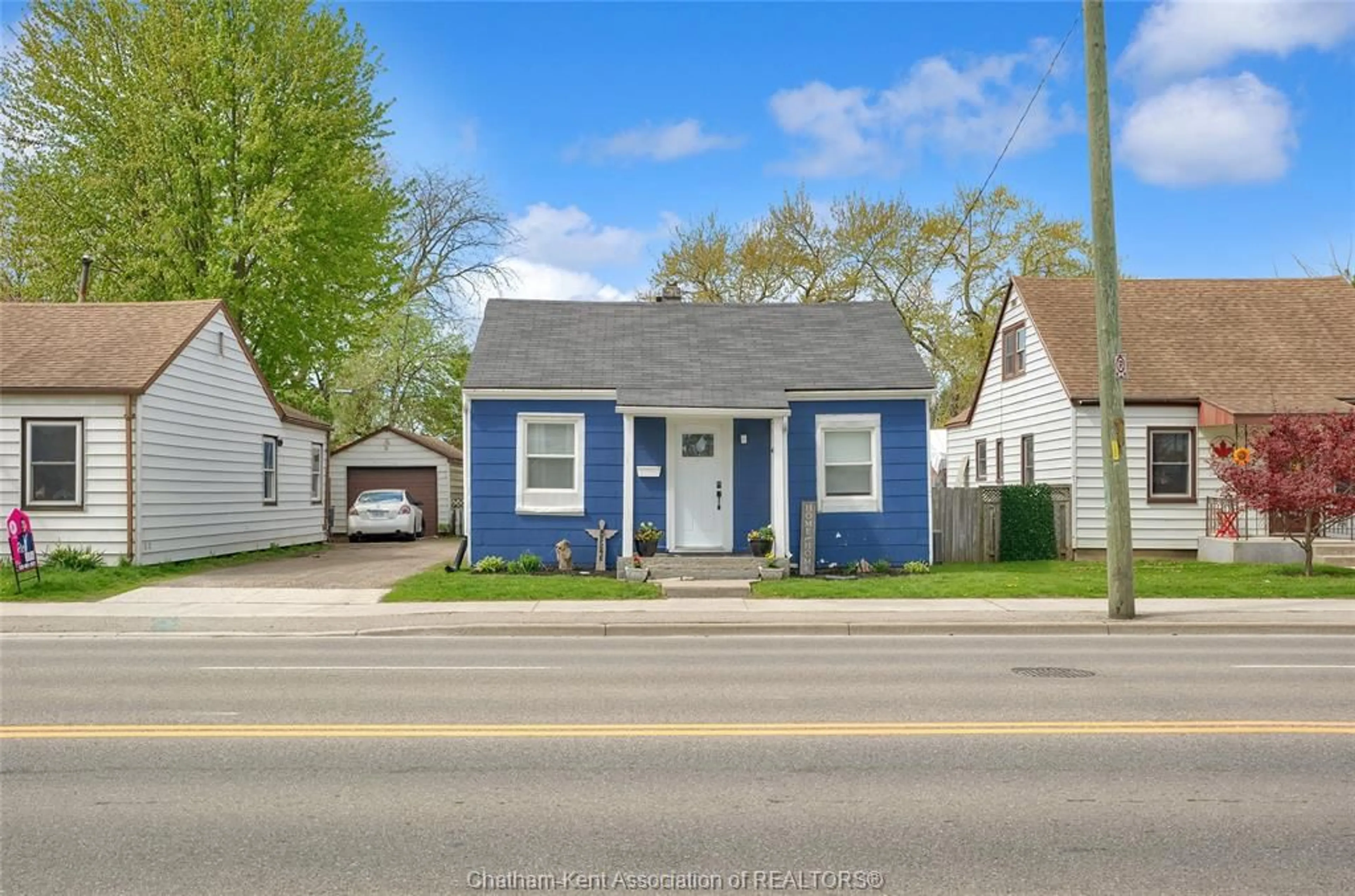 Home with vinyl exterior material, street for 14 McNaughton Ave, Wallaceburg Ontario N8A 1R8