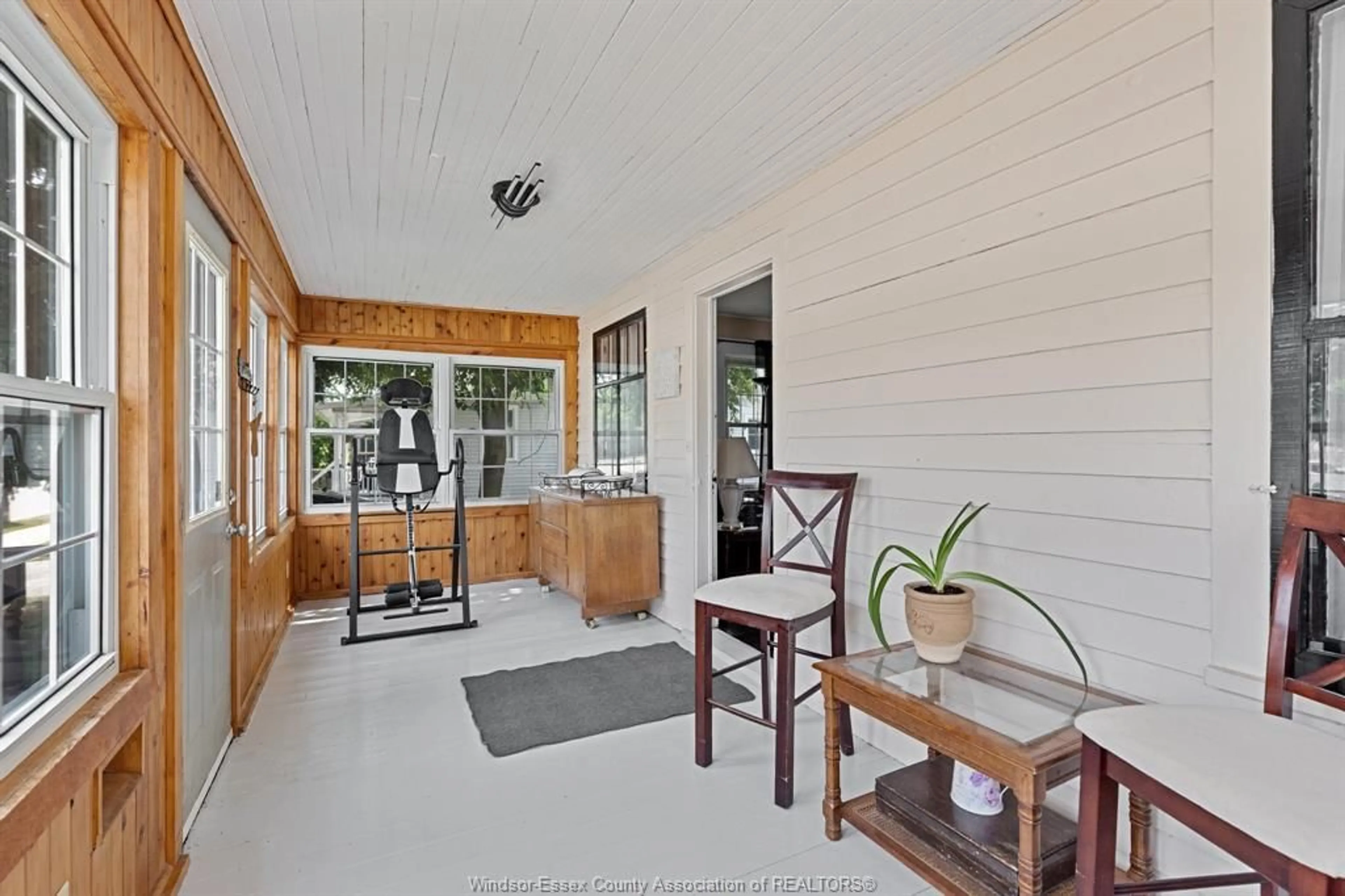 Indoor entryway for 99 MILL St, Kingsville Ontario N9Y 1K8