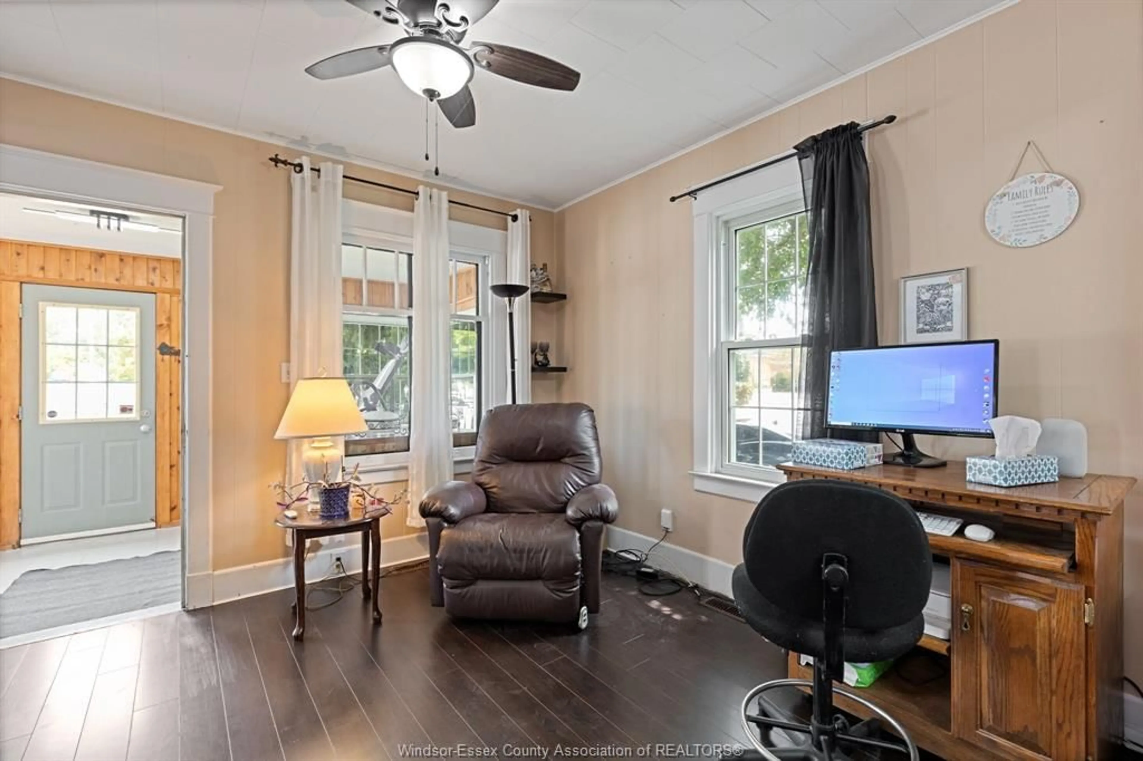 Living room with furniture, wood/laminate floor for 99 MILL St, Kingsville Ontario N9Y 1K8