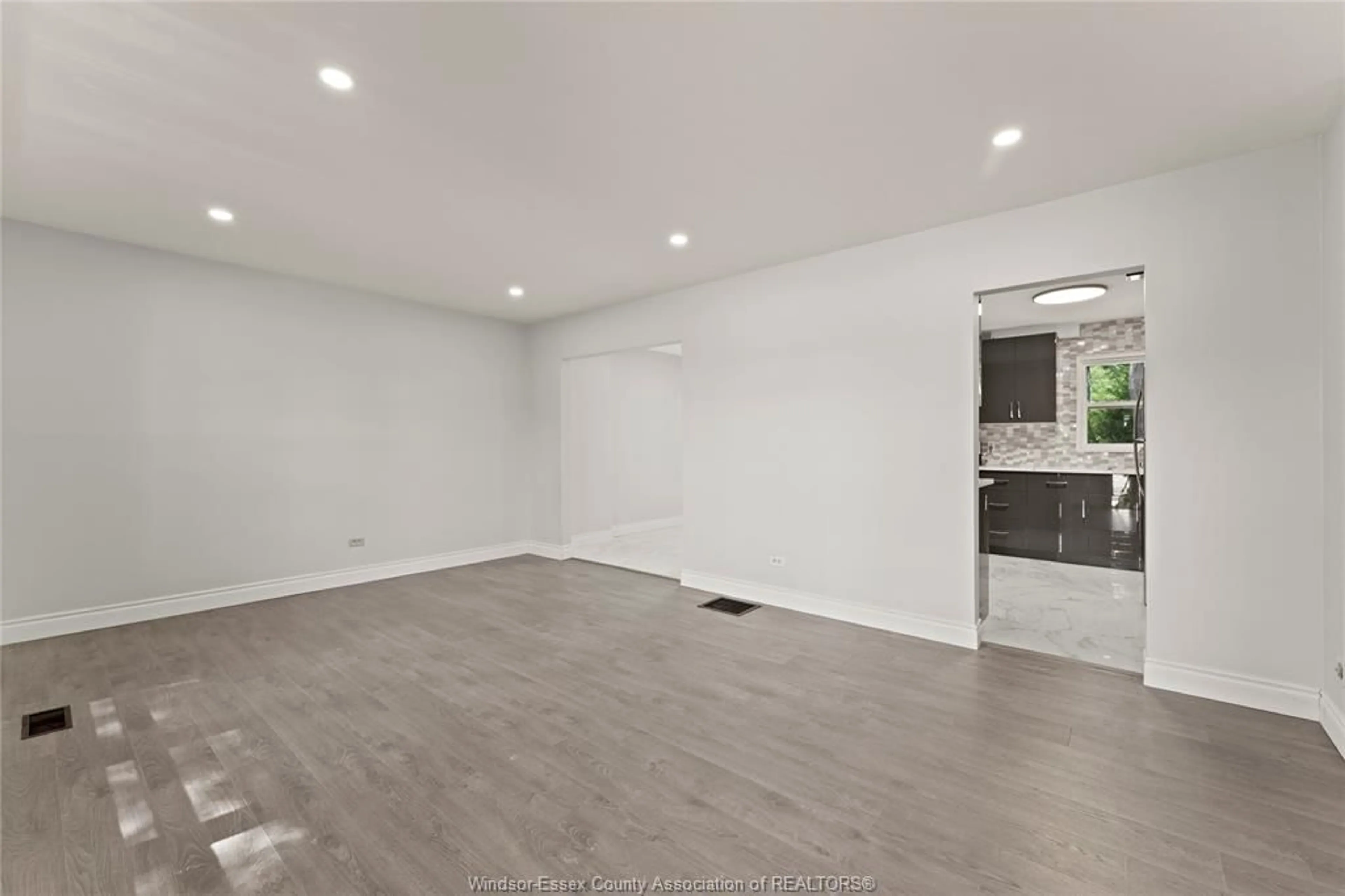 A pic of a room for 2330 TECUMSEH Rd, Windsor Ontario N9B 1W1