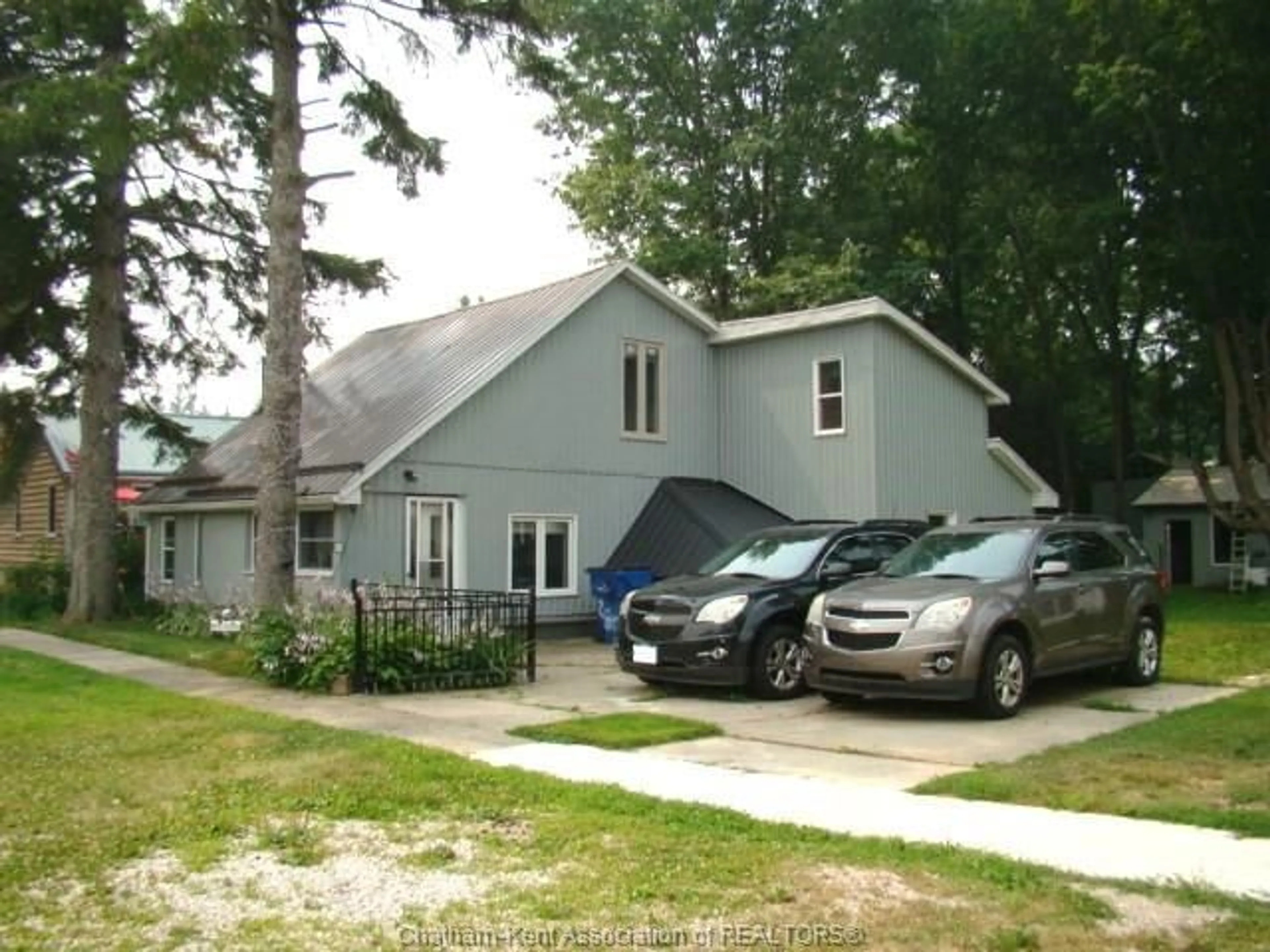 A pic from outside/outdoor area/front of a property/back of a property/a pic from drone, street for 280 VICTORIA St, Highgate Ontario N0P 1T0
