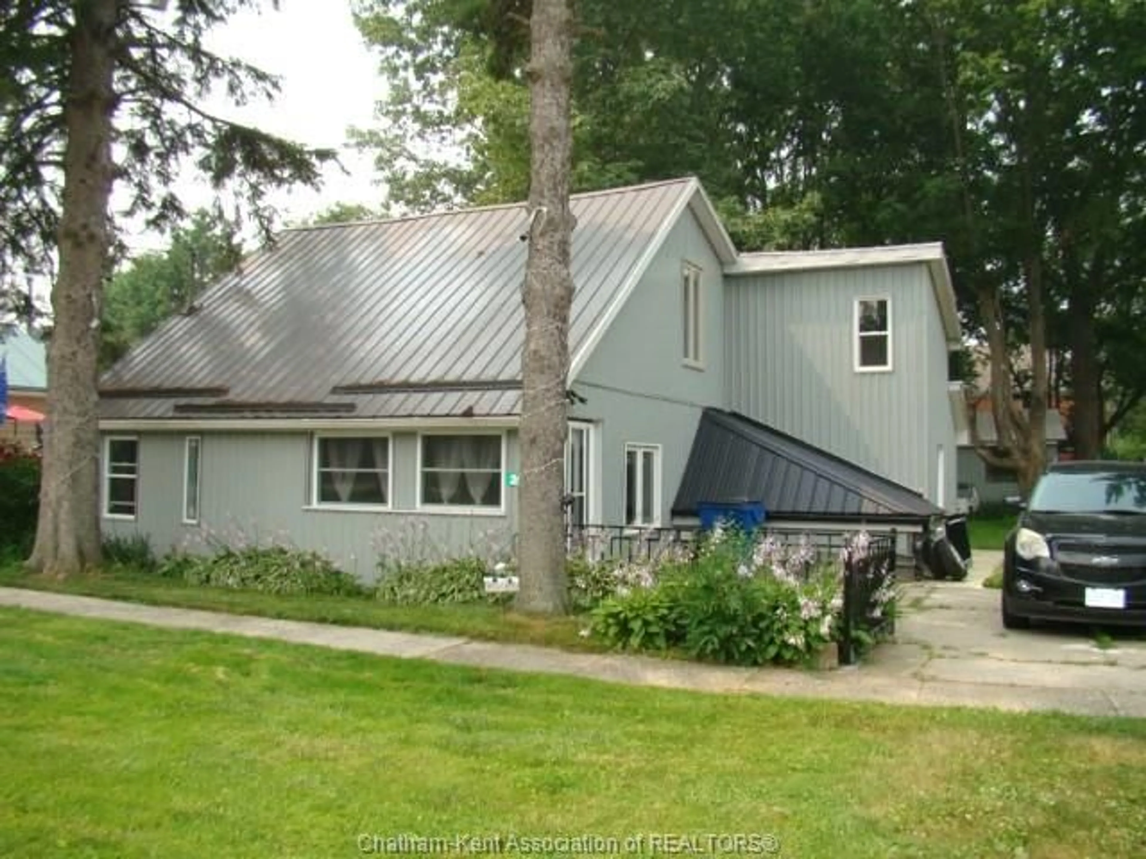 Home with vinyl exterior material, street for 280 VICTORIA St, Highgate Ontario N0P 1T0