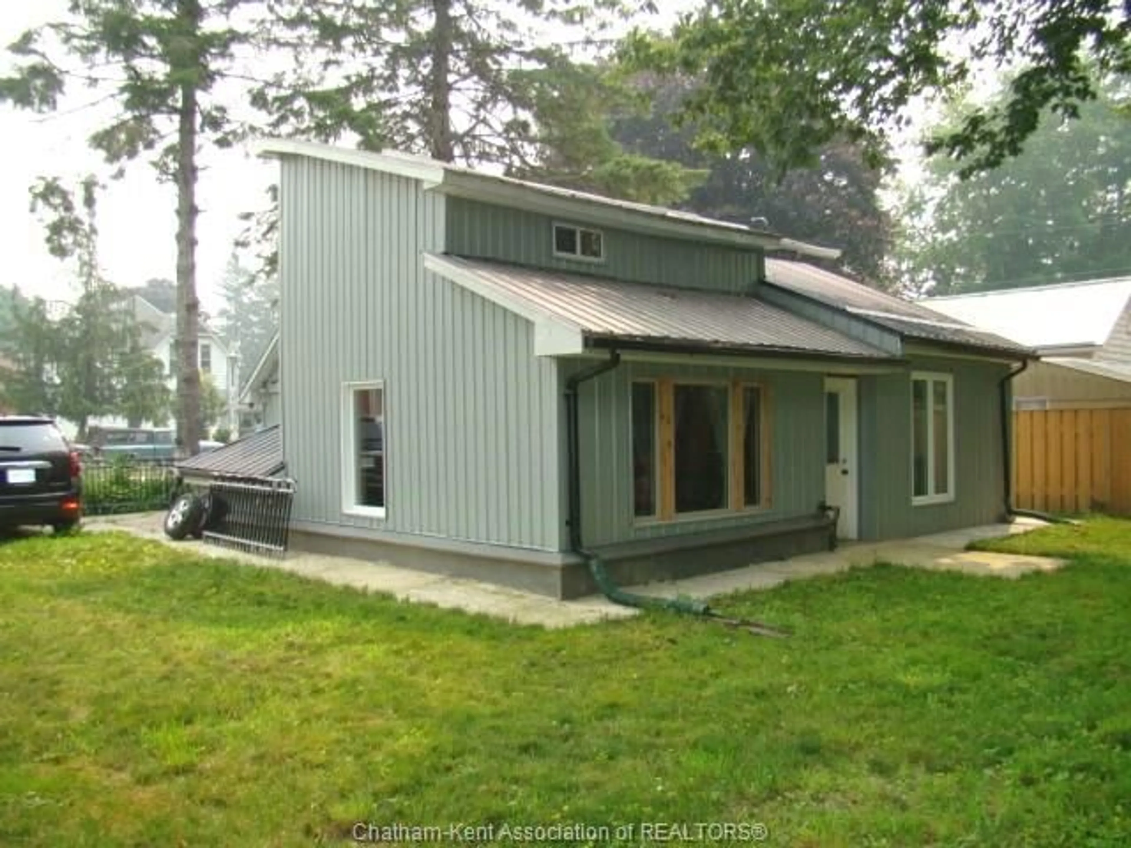 Home with vinyl exterior material, unknown for 280 VICTORIA St, Highgate Ontario N0P 1T0