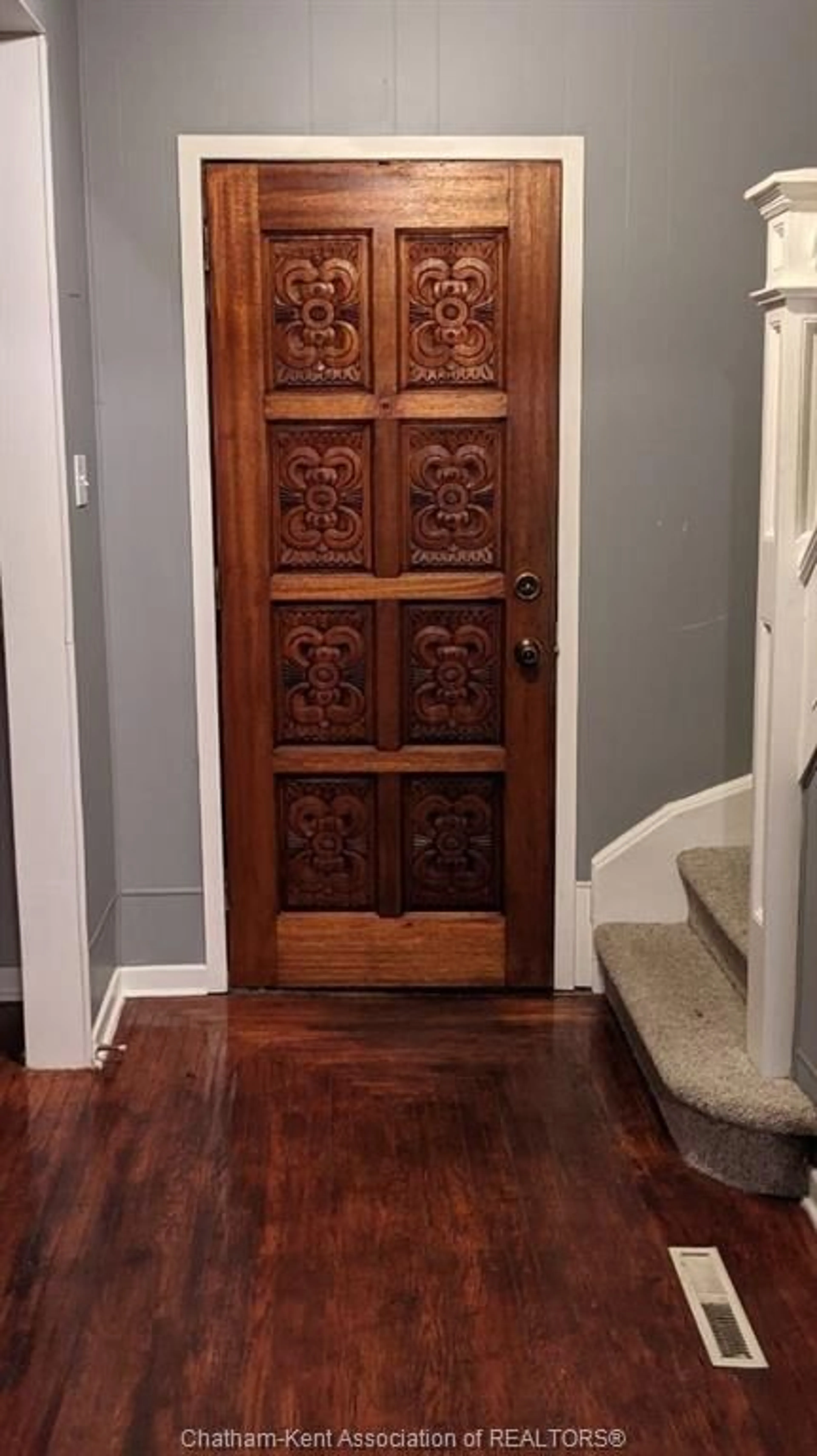Indoor entryway for 146 Grand Ave, Chatham Ontario N7L 1W2