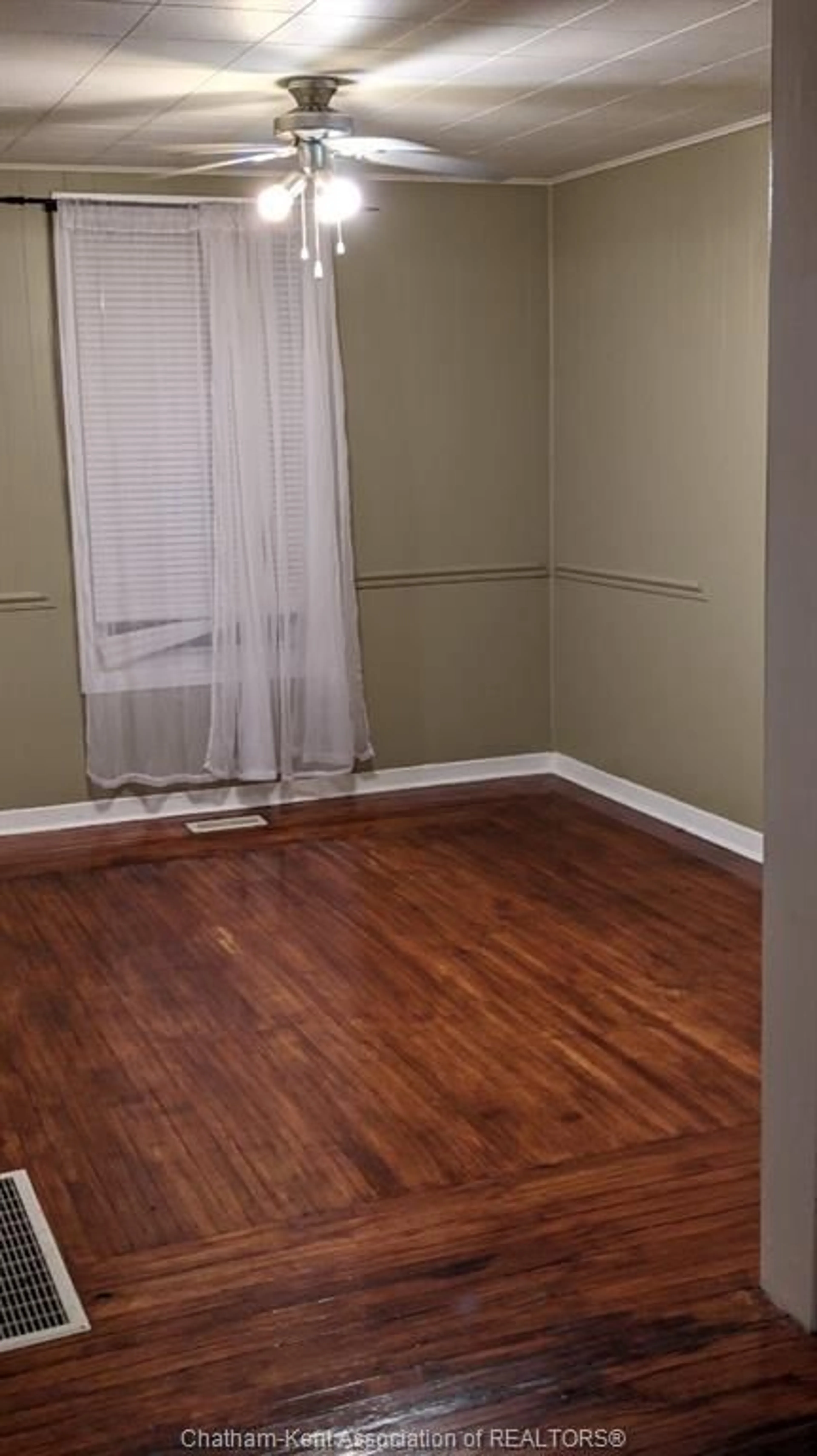 A pic of a room for 146 Grand Ave, Chatham Ontario N7L 1W2
